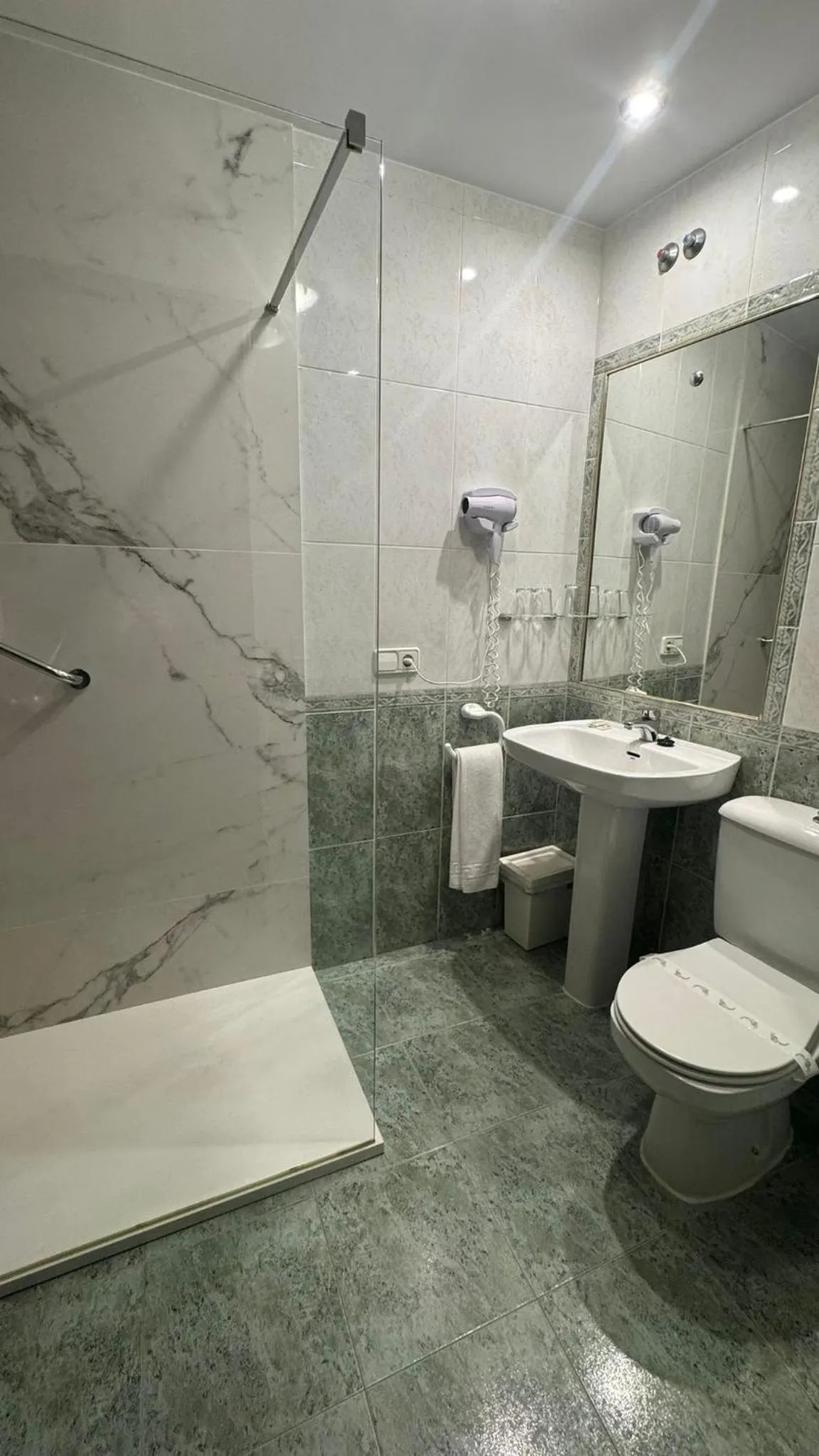 Shower in Hotel Bradomin