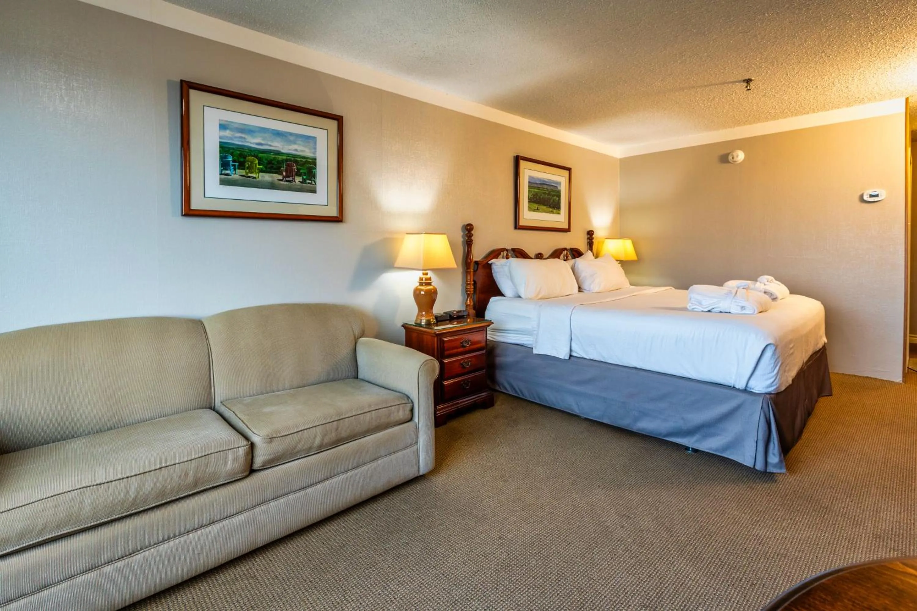 Seating area, Bed in Old Orchard Inn