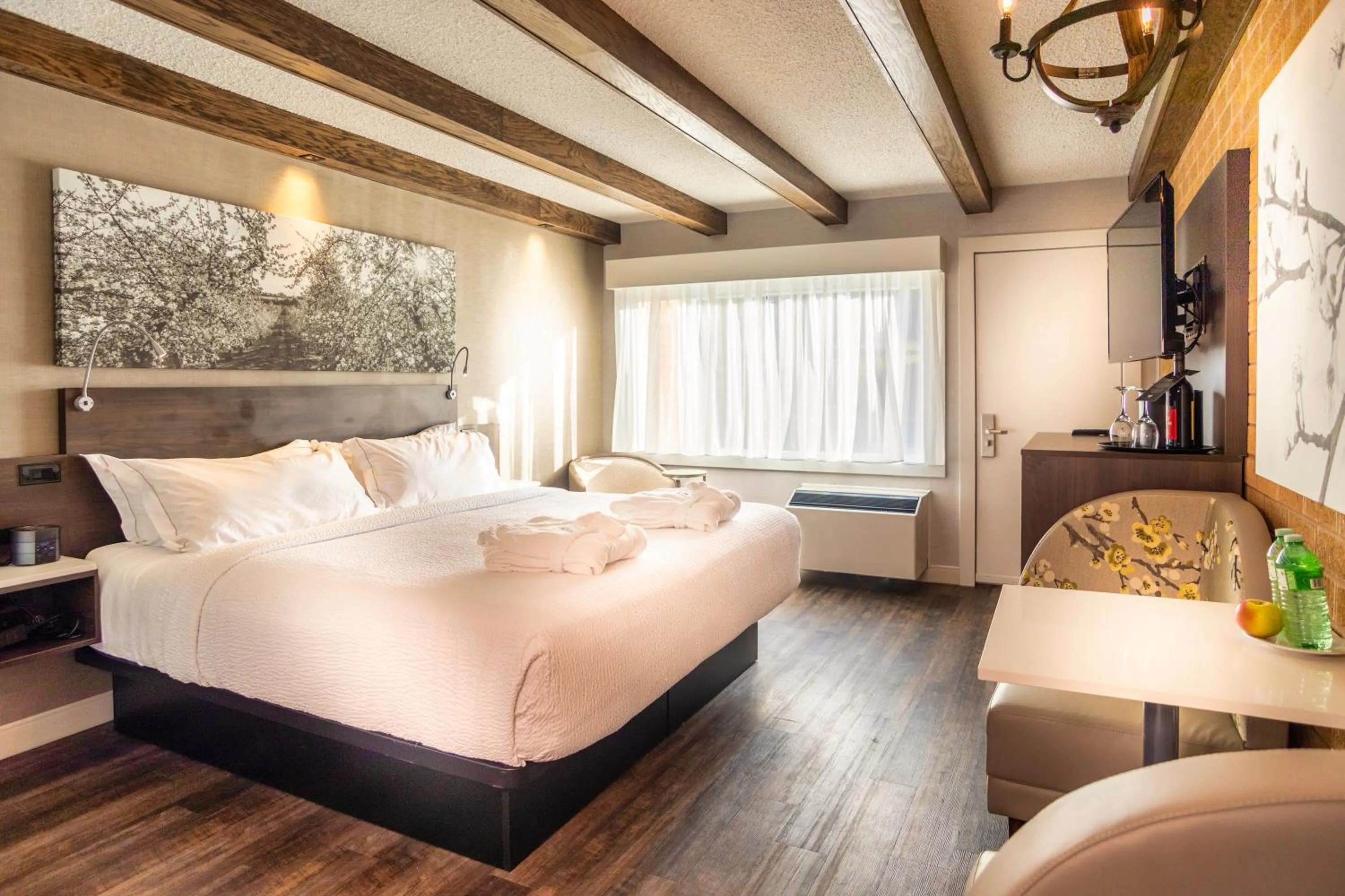 Photo of the whole room, Bed in Old Orchard Inn