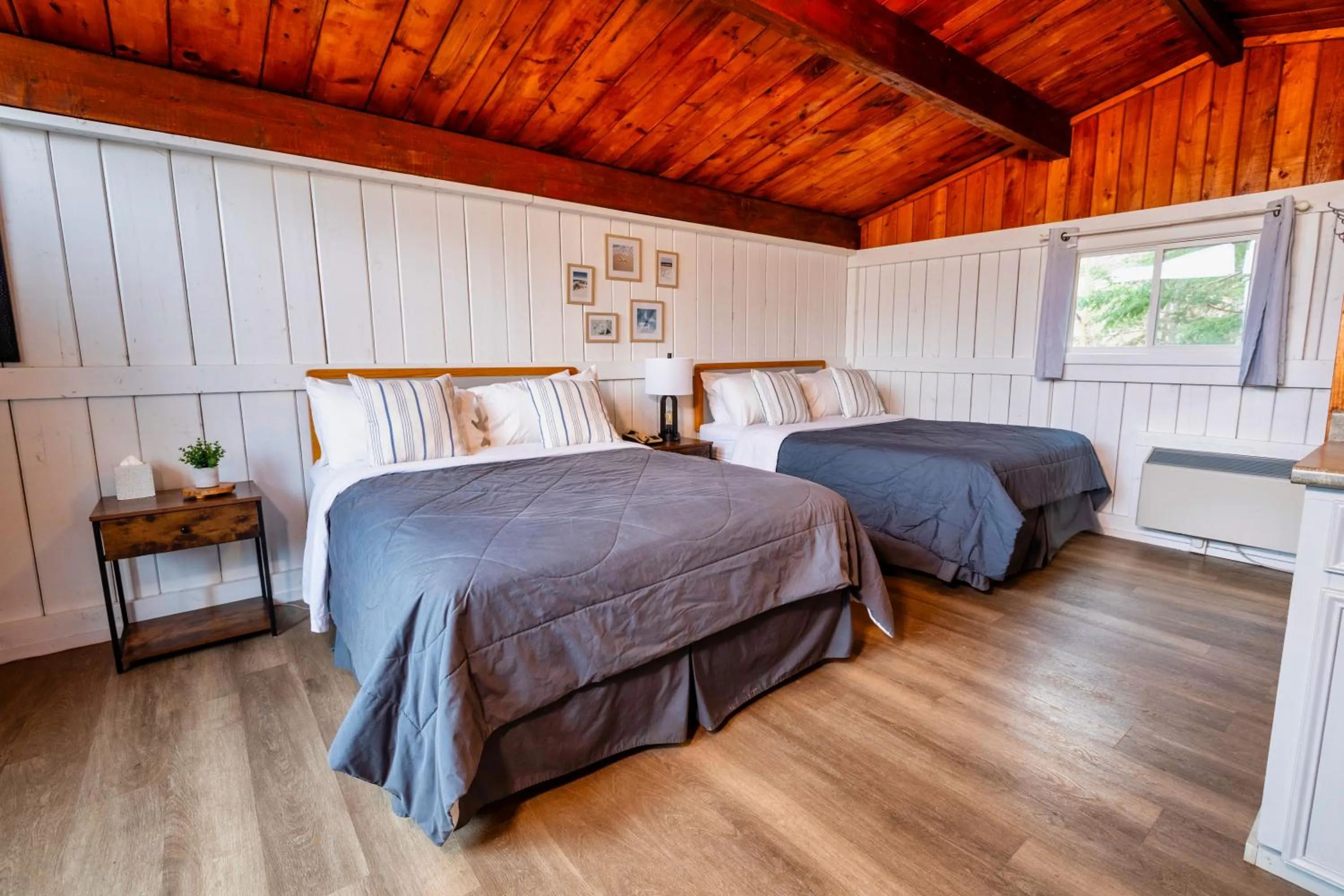 Bed in Old Orchard Inn