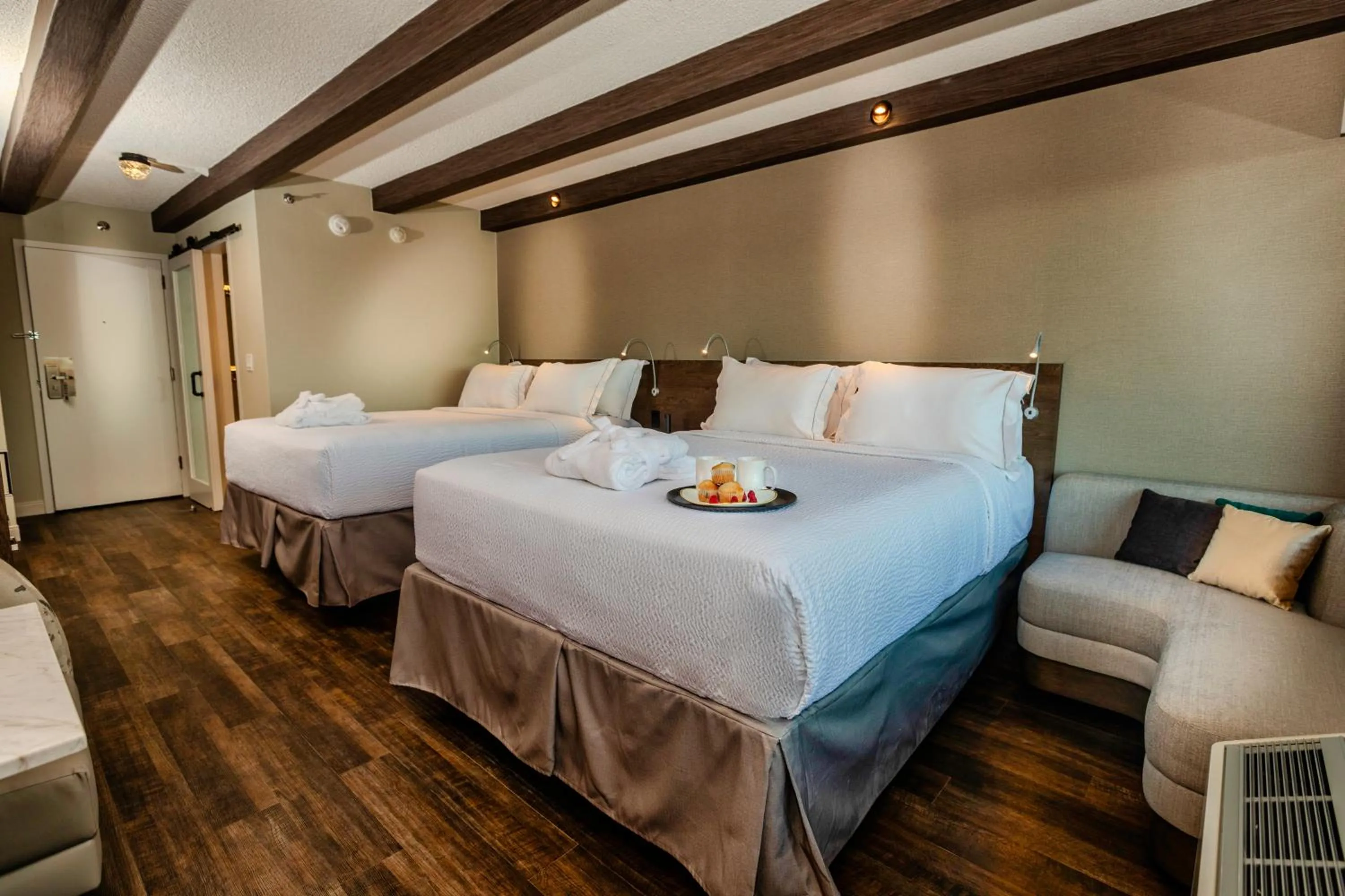 Bedroom, Bed in Old Orchard Inn