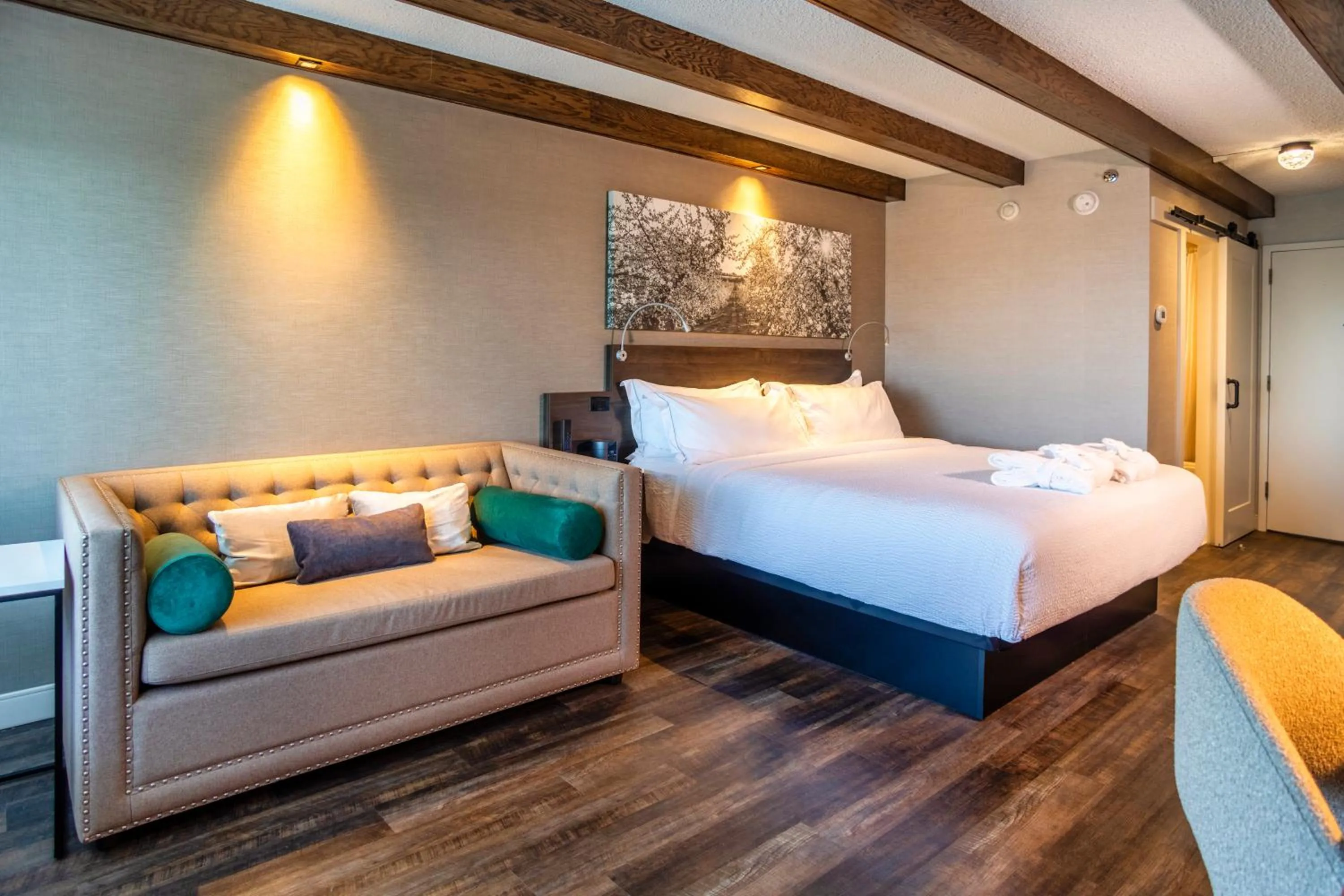 Photo of the whole room, Bed in Old Orchard Inn