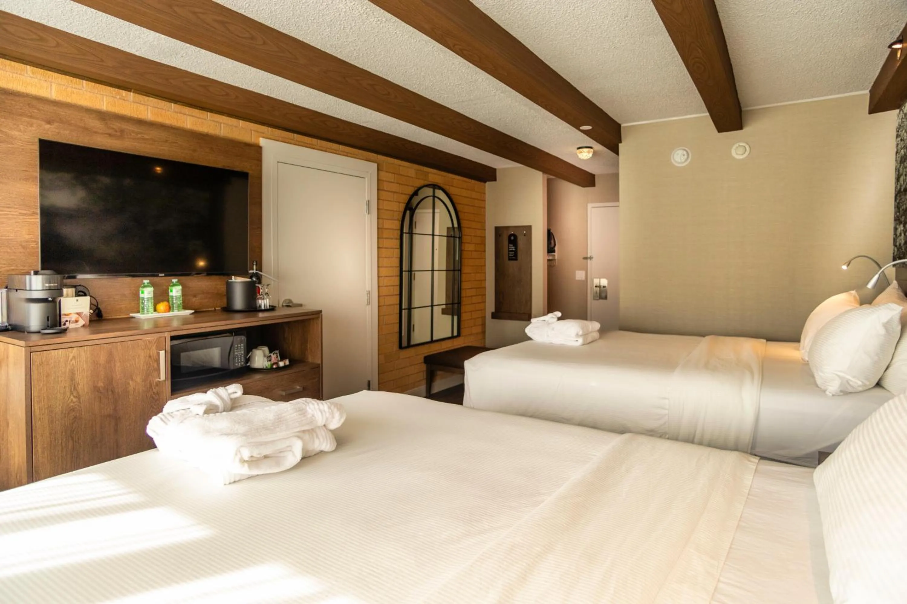 Photo of the whole room, Bed in Old Orchard Inn