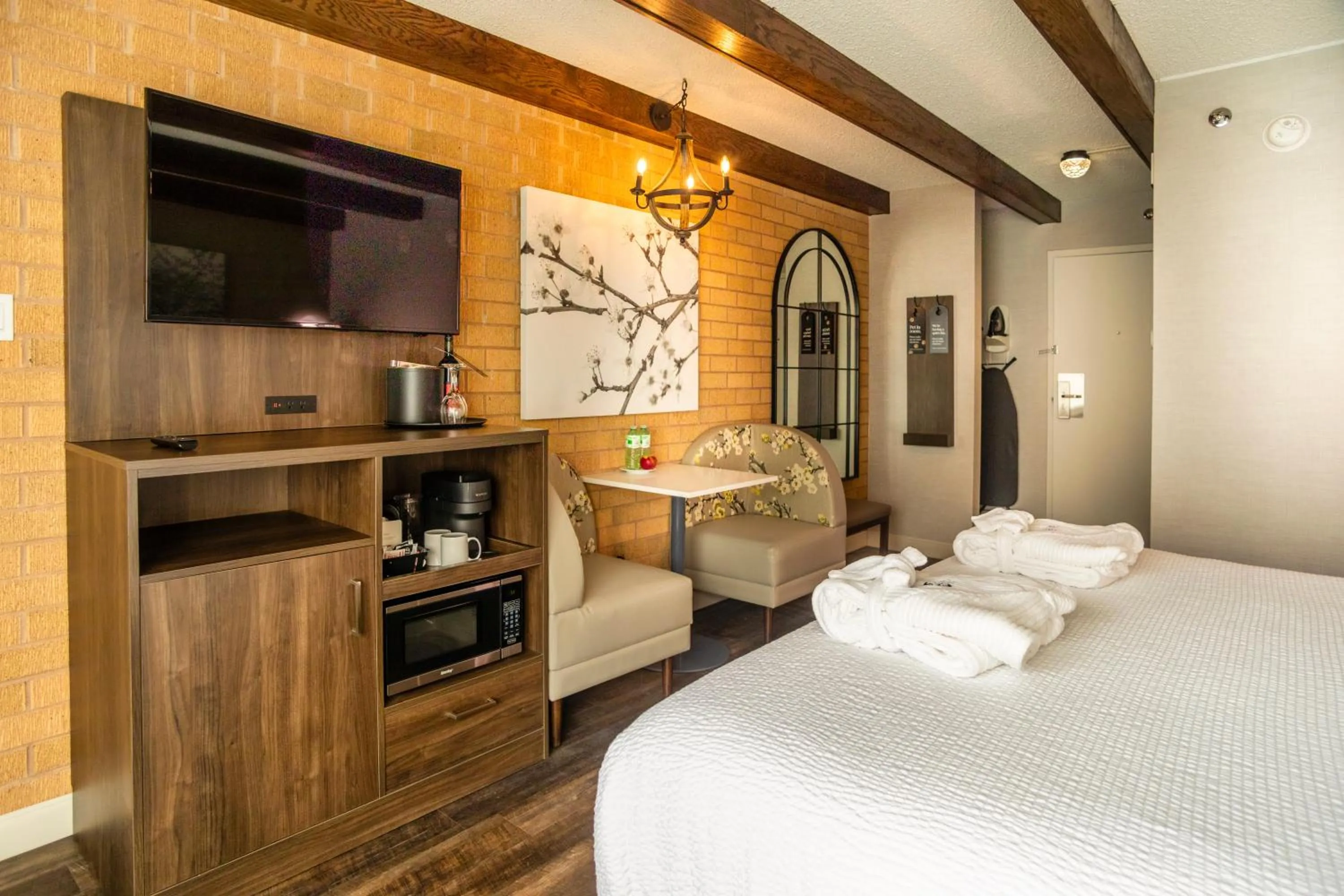 Bed in Old Orchard Inn