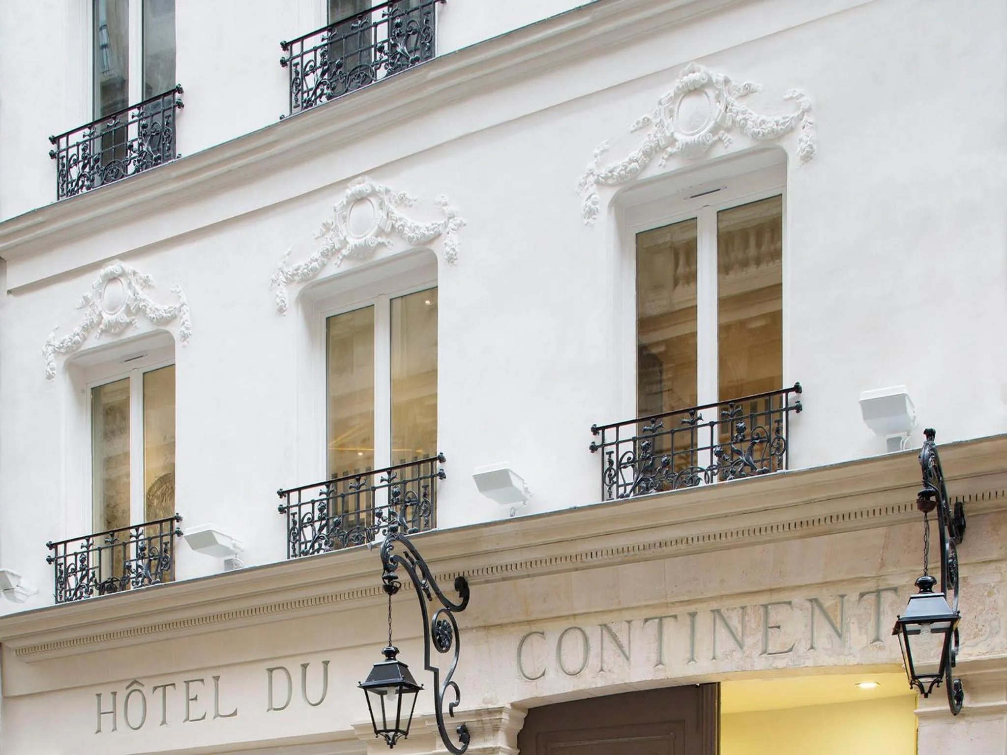 Facade/entrance in Hôtel du Continent