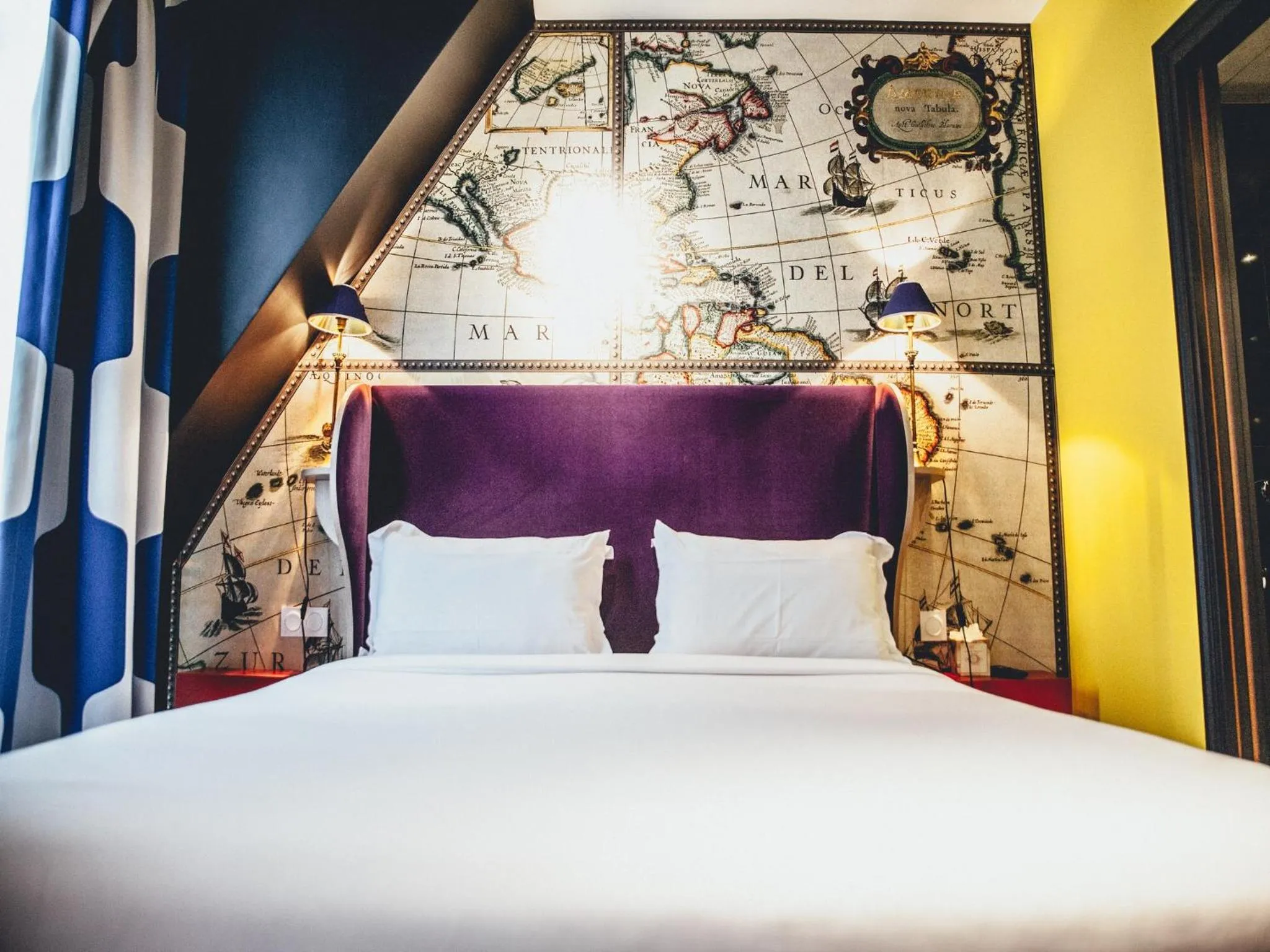 Bed in Hôtel du Continent