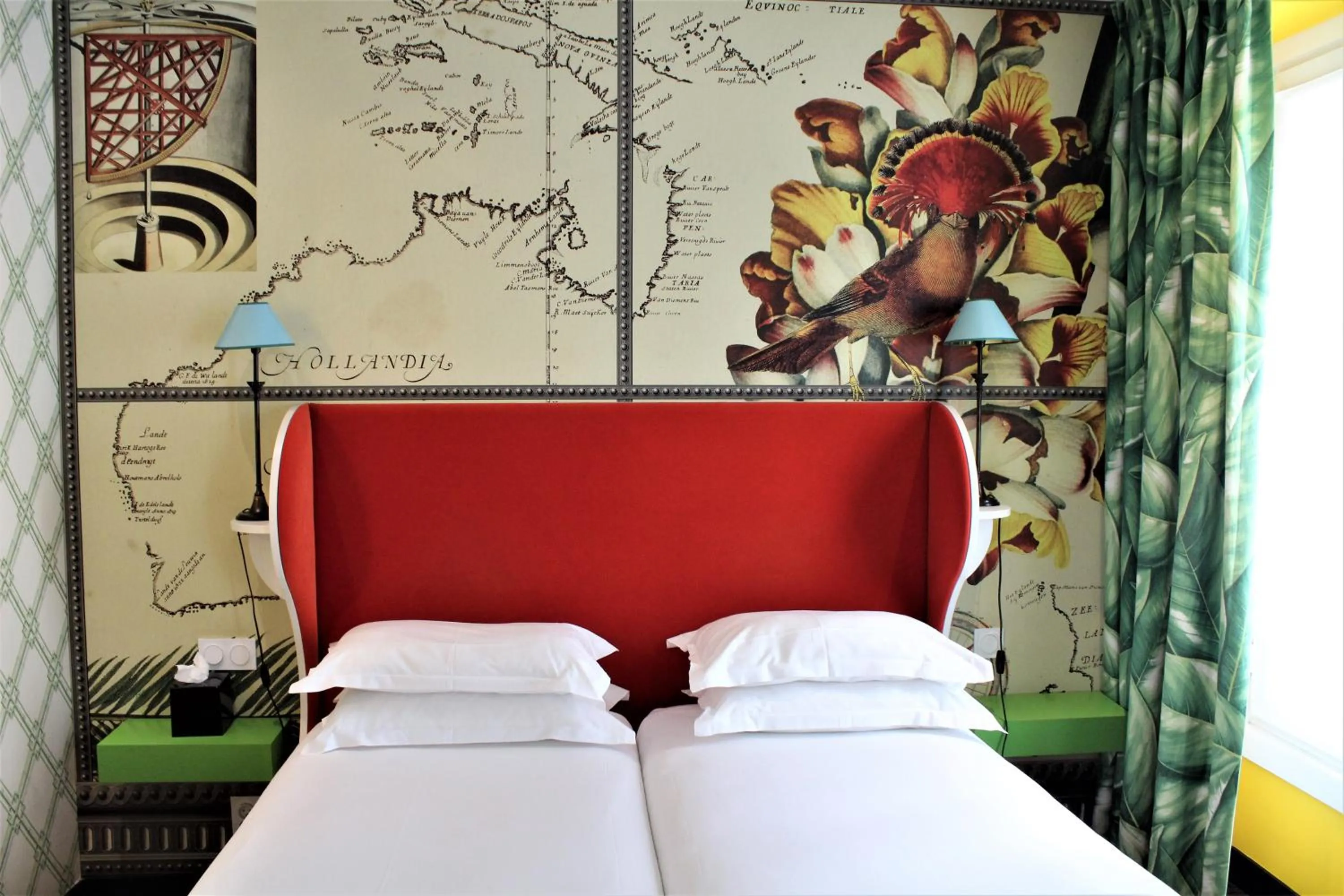 Bed in Hôtel du Continent