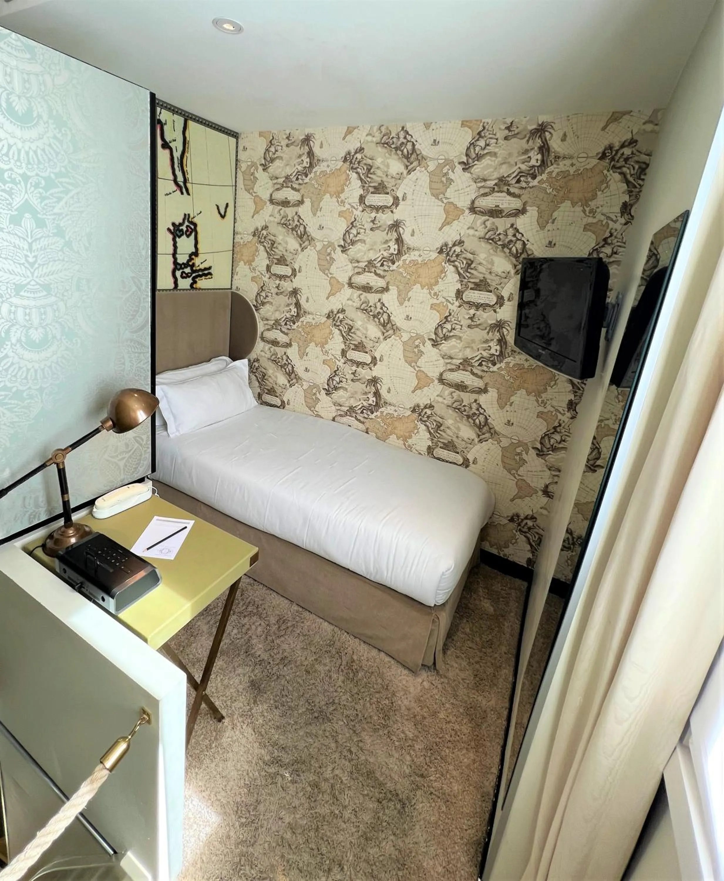 Bedroom, Bed in Hôtel du Continent