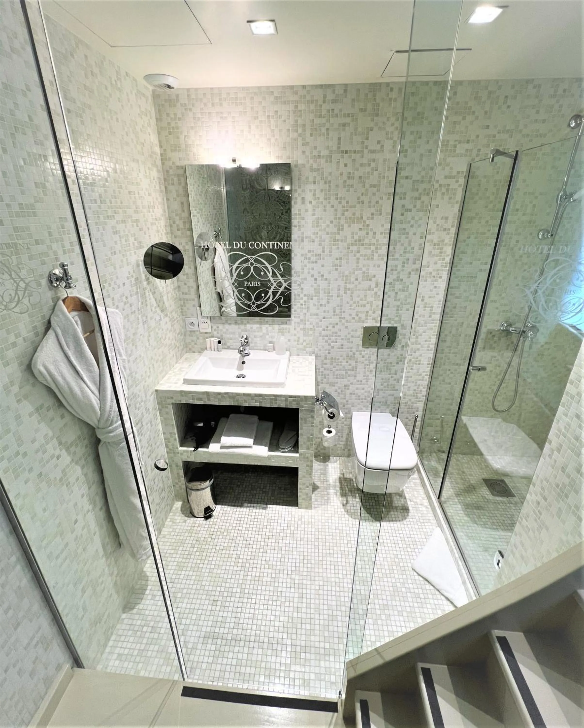 Bathroom in Hôtel du Continent