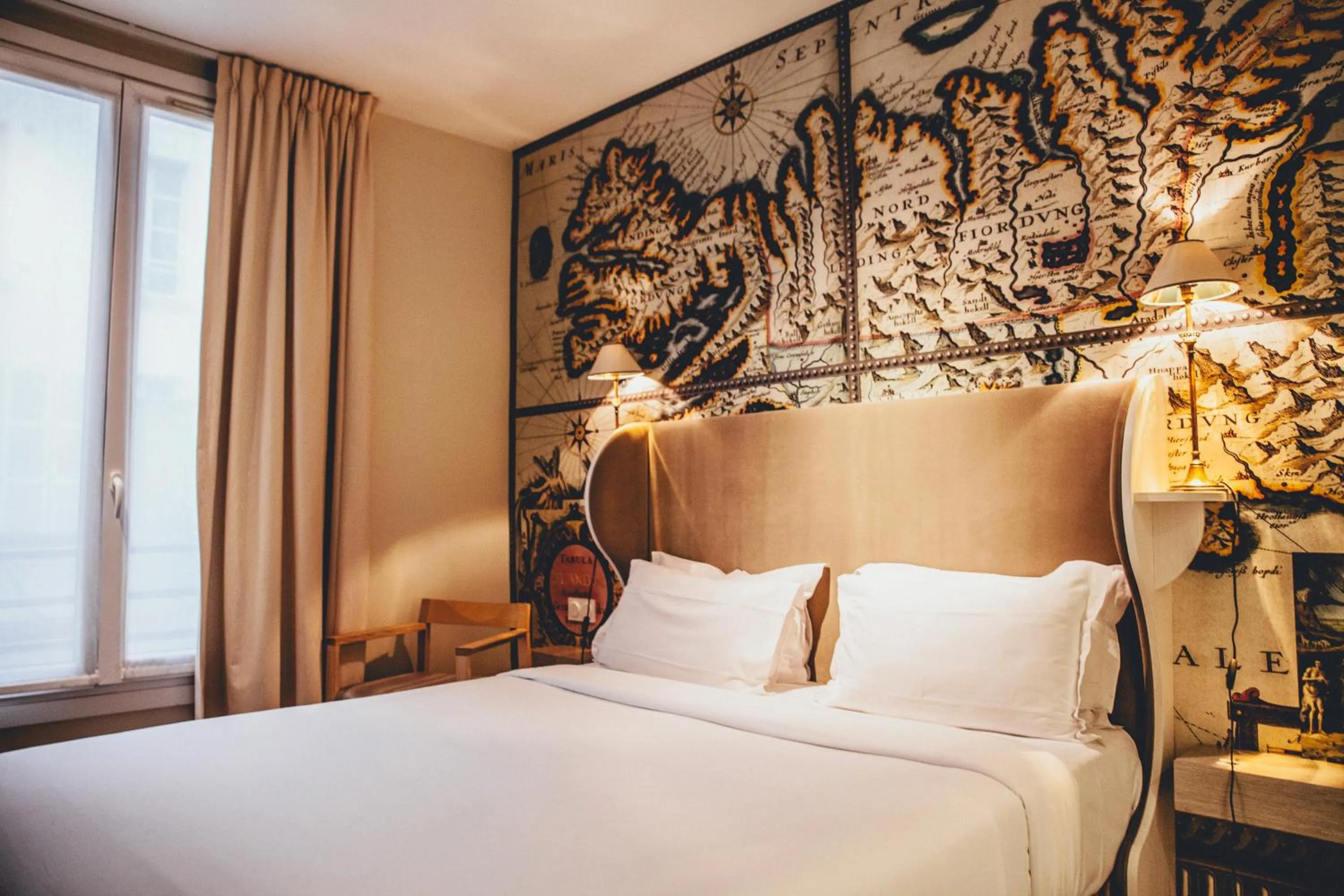 Day, Bed in Hôtel du Continent