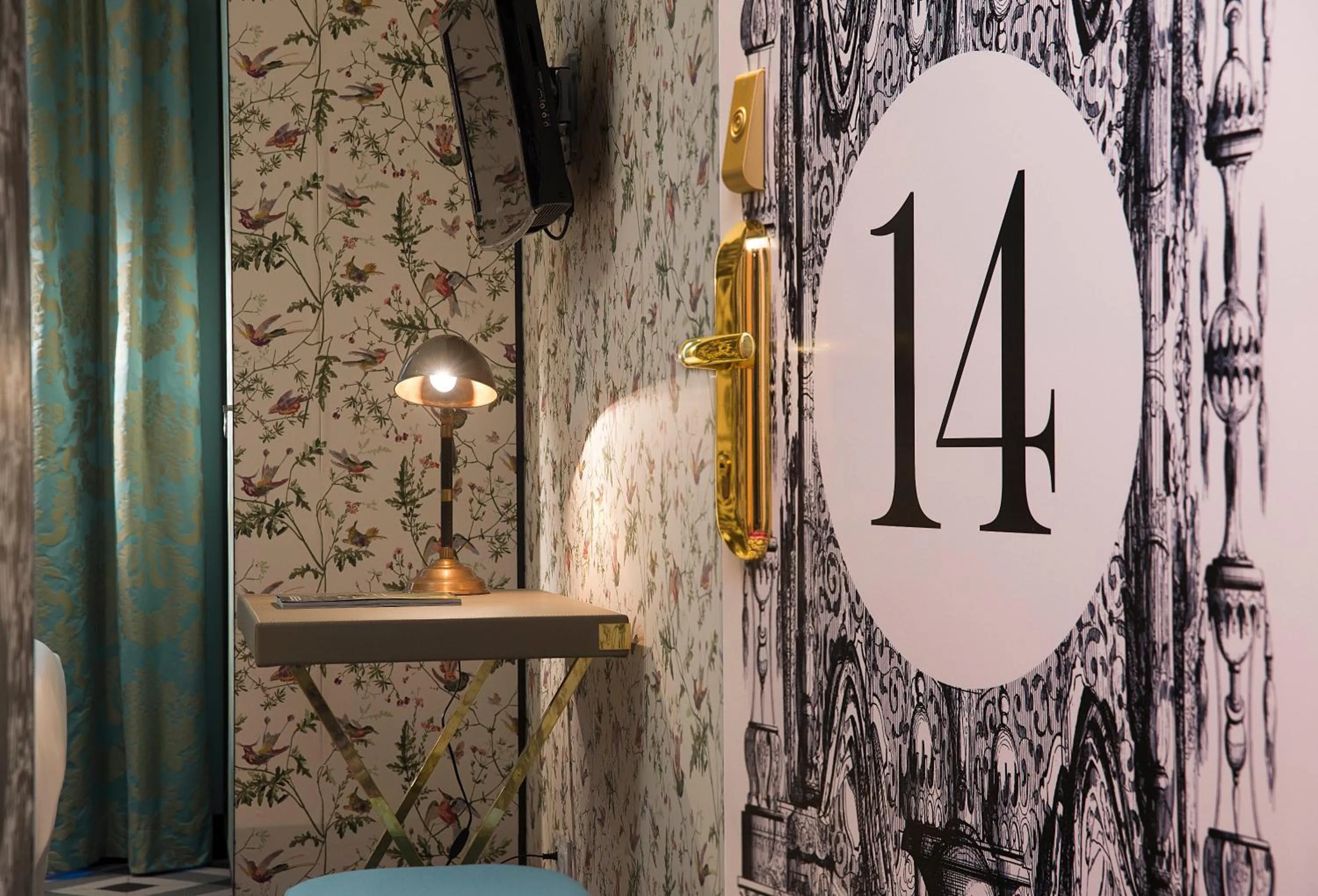 Decorative detail in Hôtel du Continent