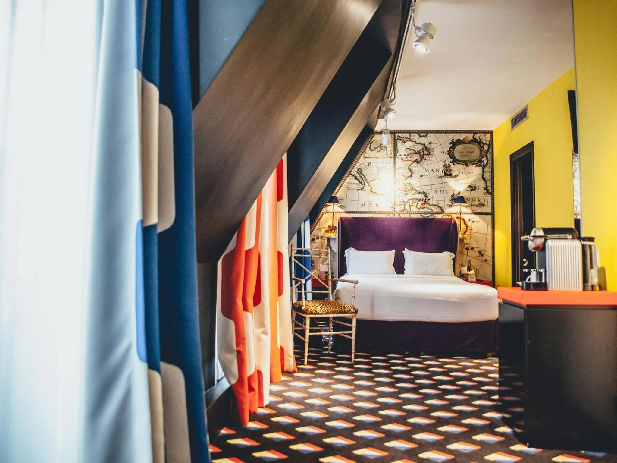 Photo of the whole room, Bed in Hôtel du Continent
