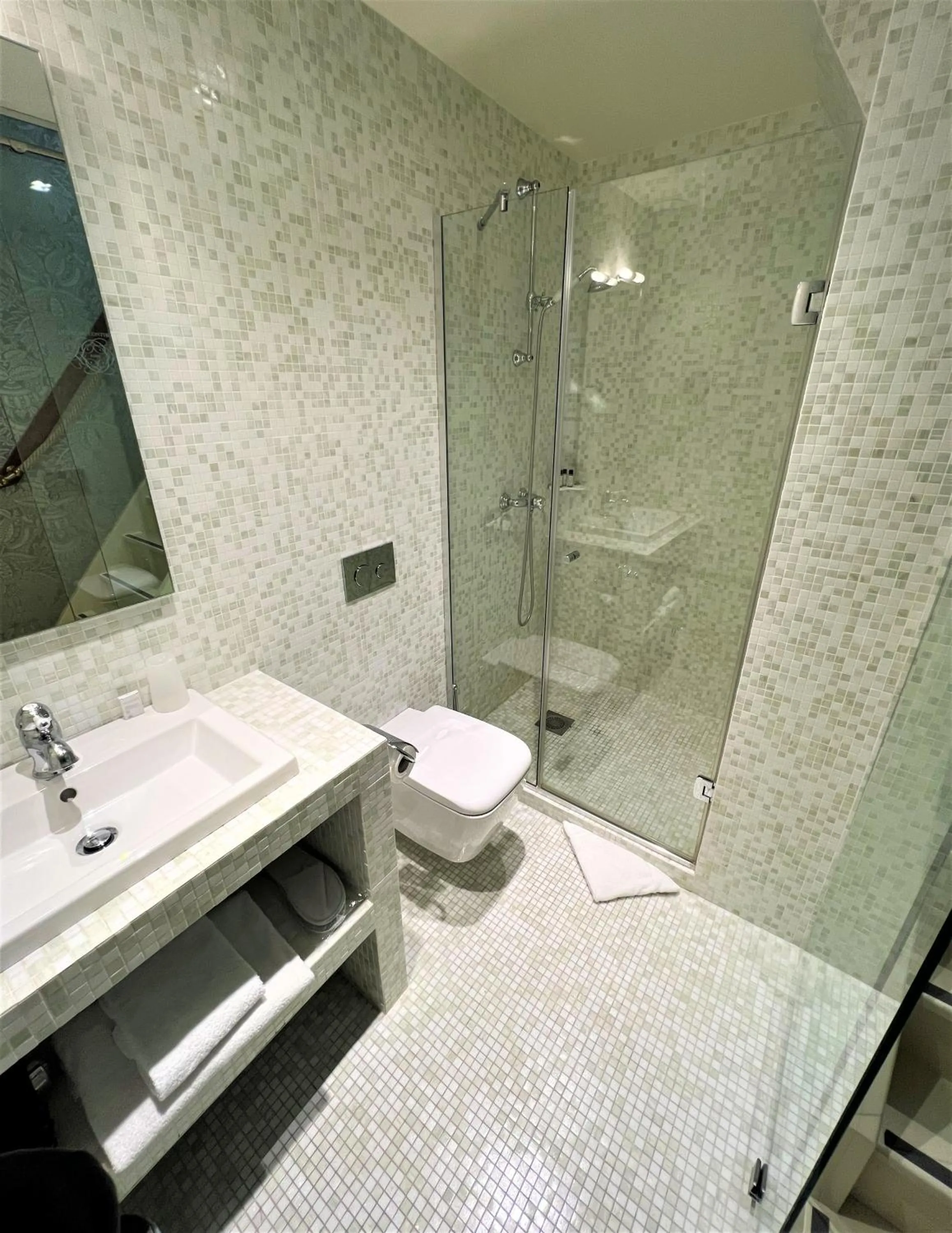 Shower in Hôtel du Continent