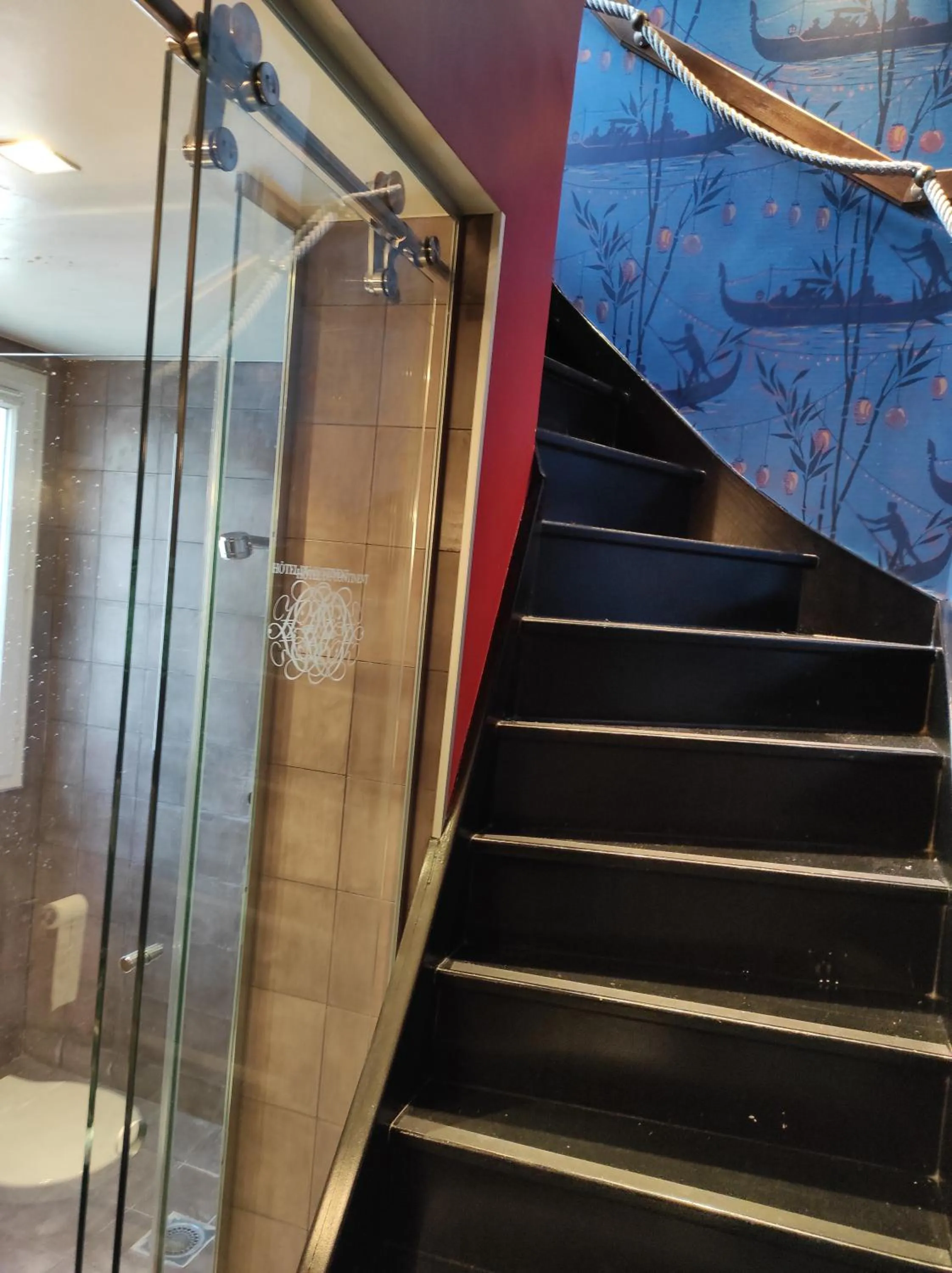 Bathroom in Hôtel du Continent