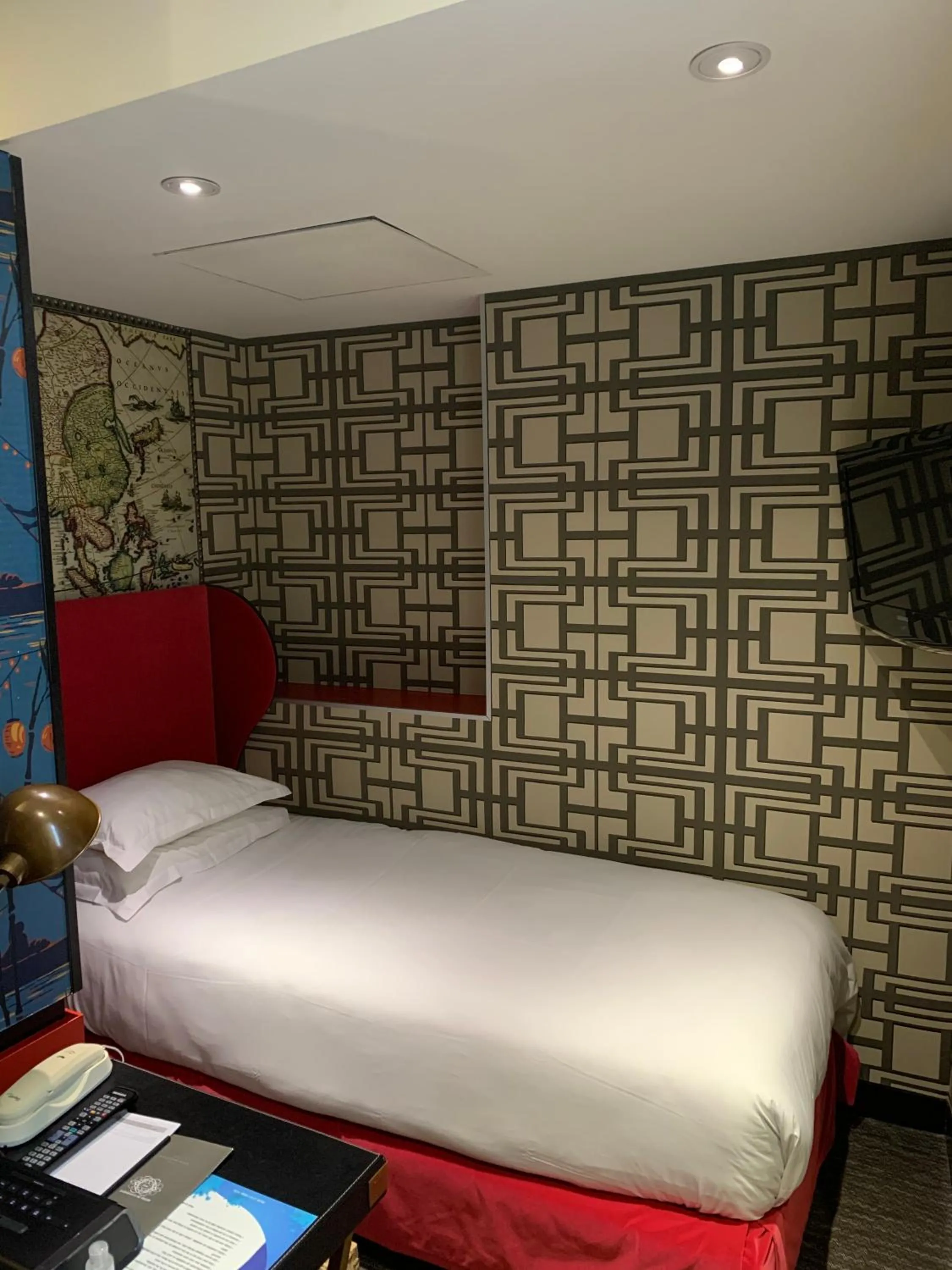 Bedroom, Bed in Hôtel du Continent