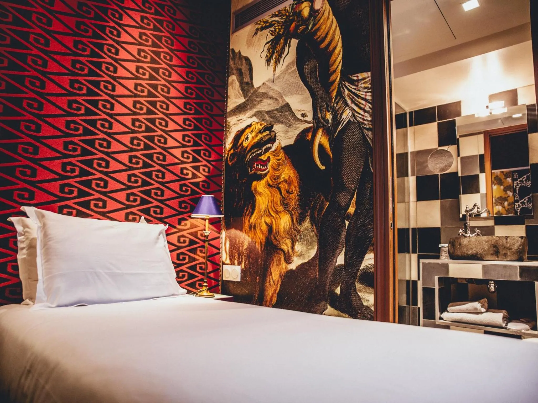 Photo of the whole room, Bed in Hôtel du Continent