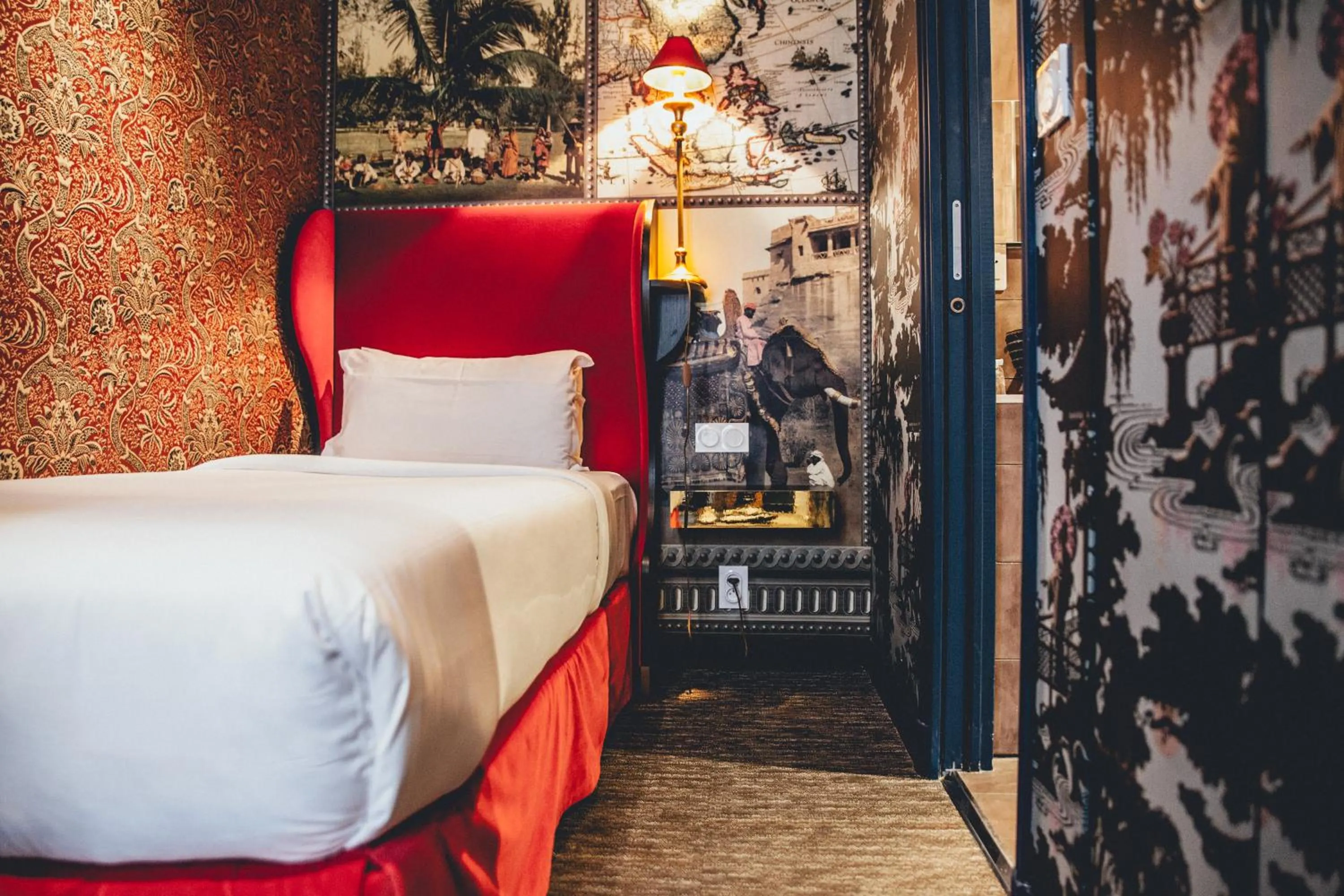 Photo of the whole room, Bed in Hôtel du Continent