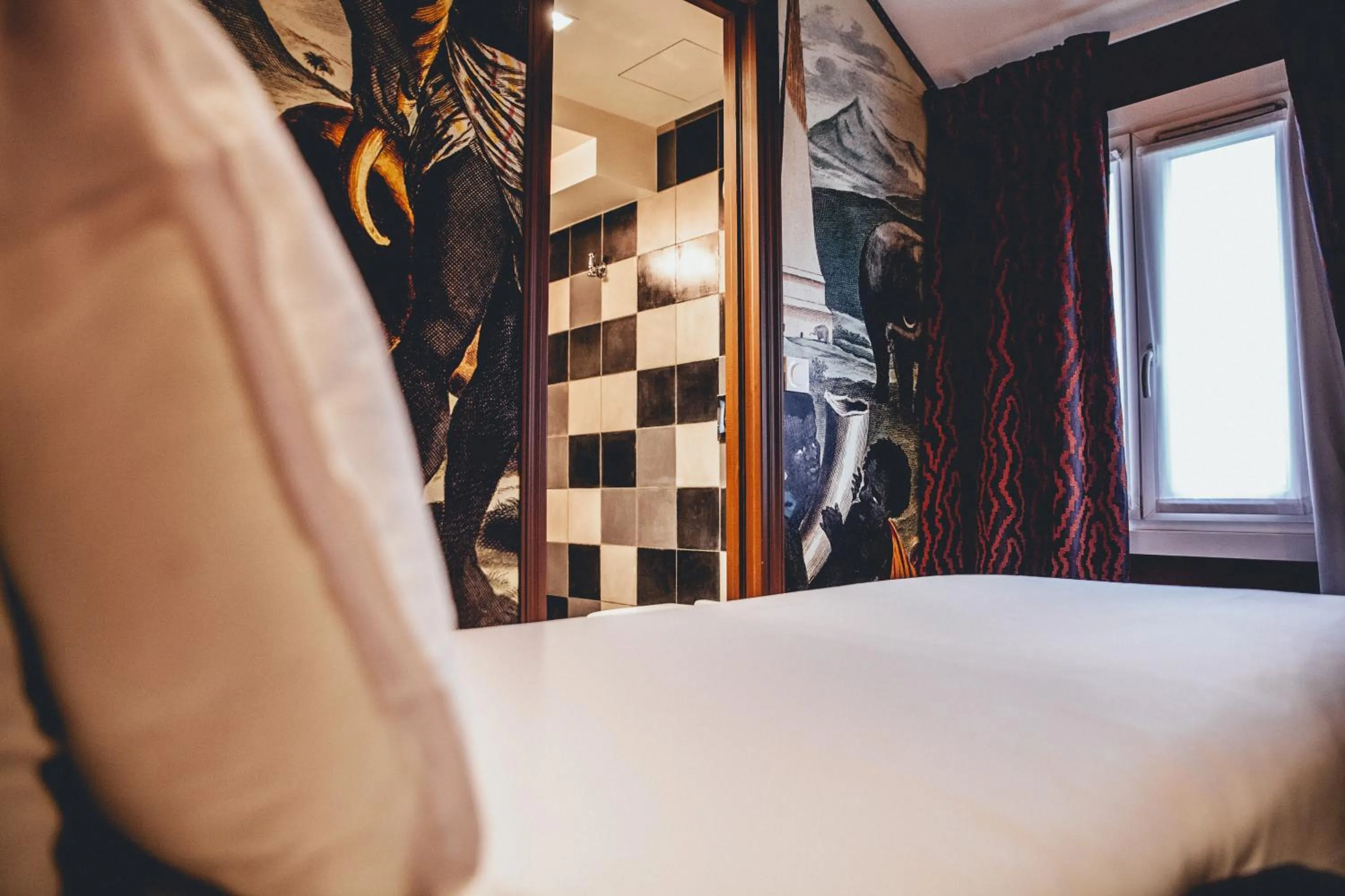 Photo of the whole room, Bed in Hôtel du Continent