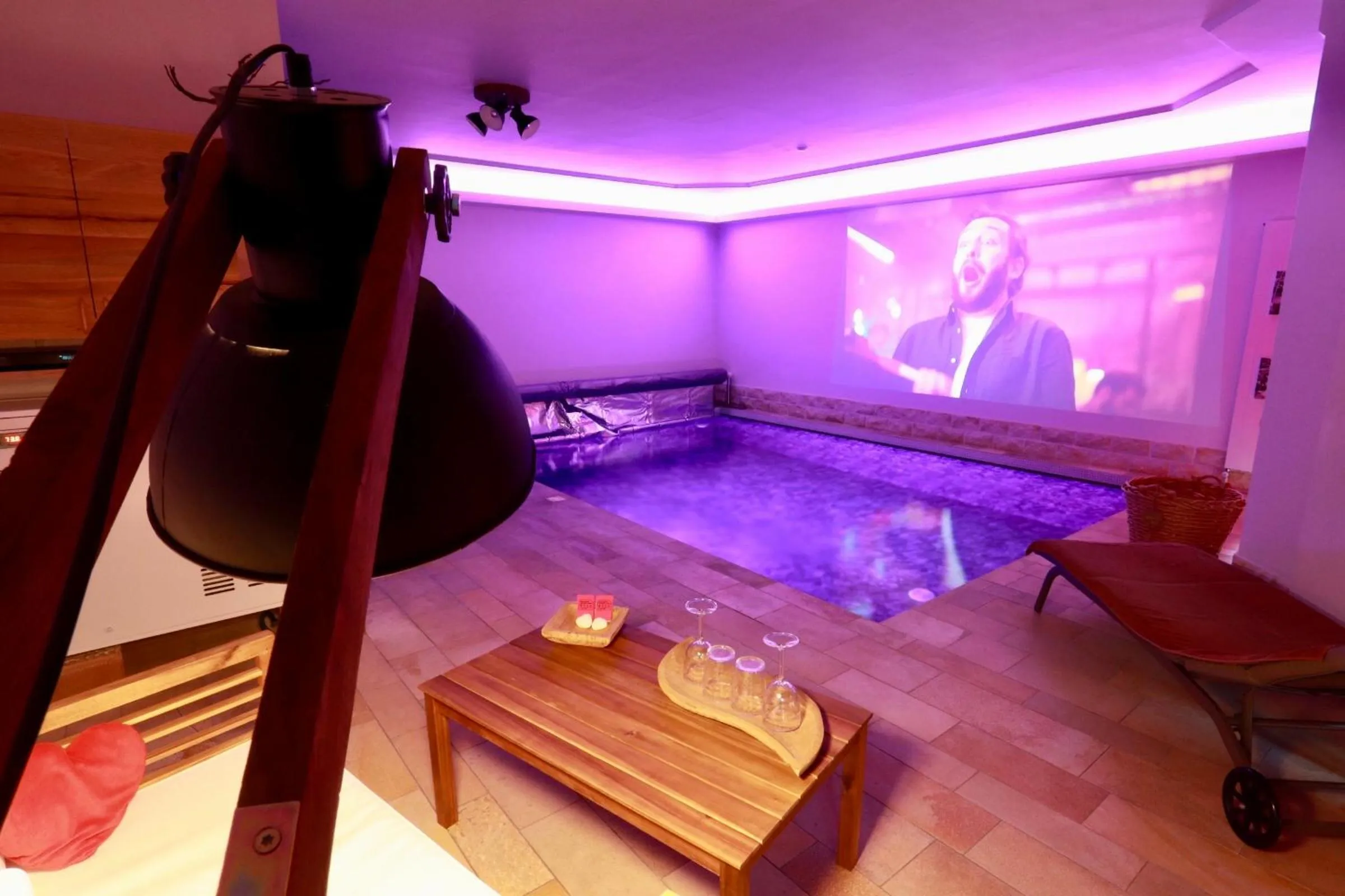 TV and multimedia in Une Nuit Ailleurs