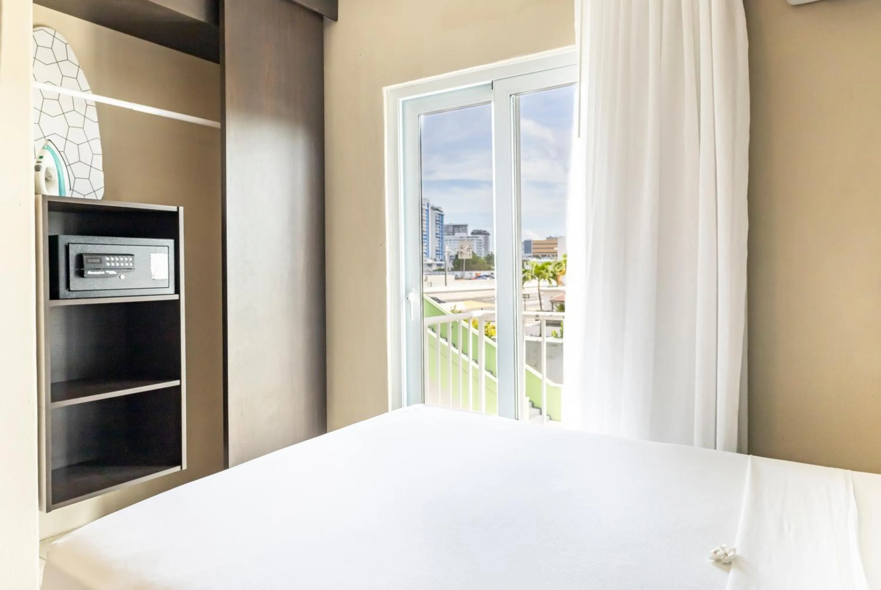 View (from property/room), Bed in Villa Verde Inn