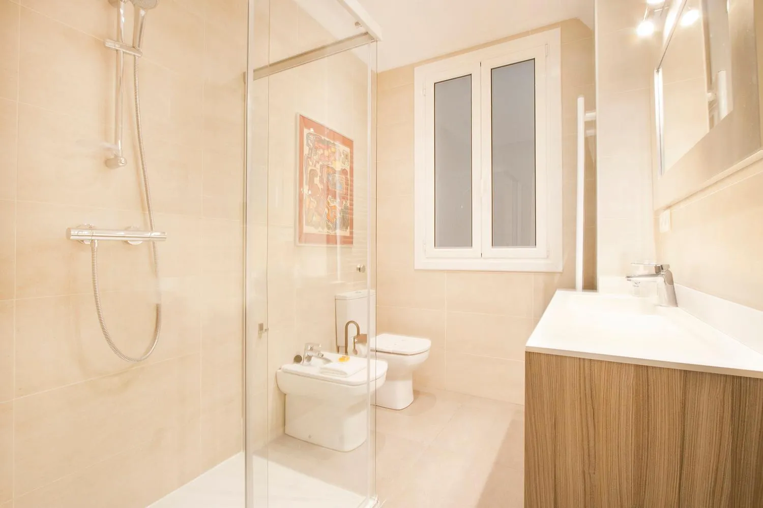 Shower in Gerezi - Basque Stay