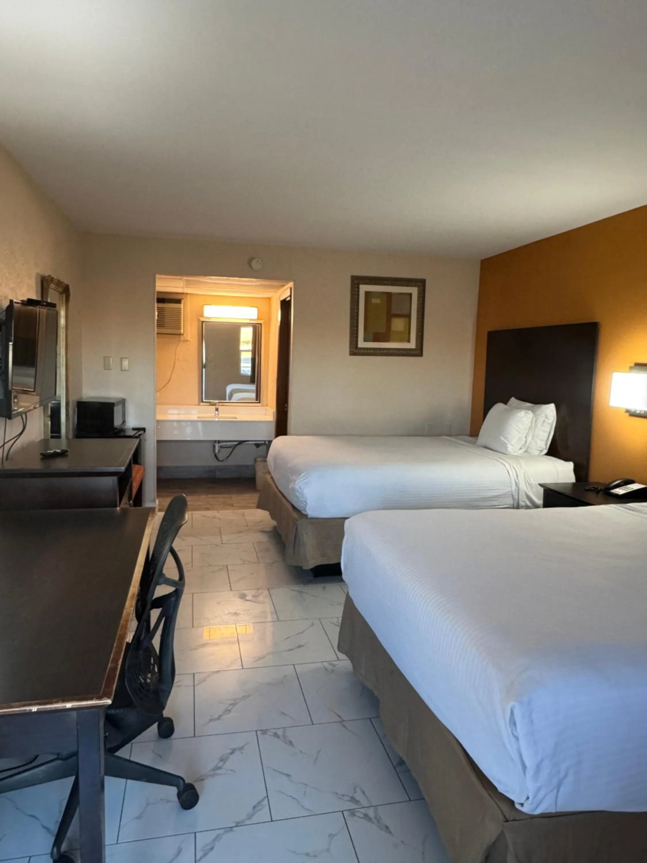 Bed in Nendels Inn & Suites Dodge City Airport