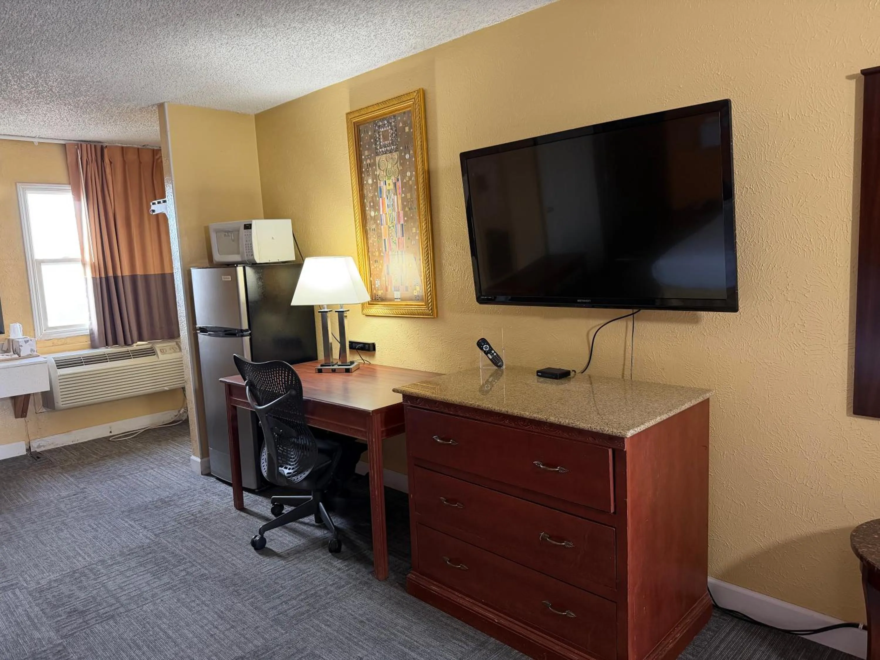 microwave in Nendels Inn & Suites Dodge City Airport