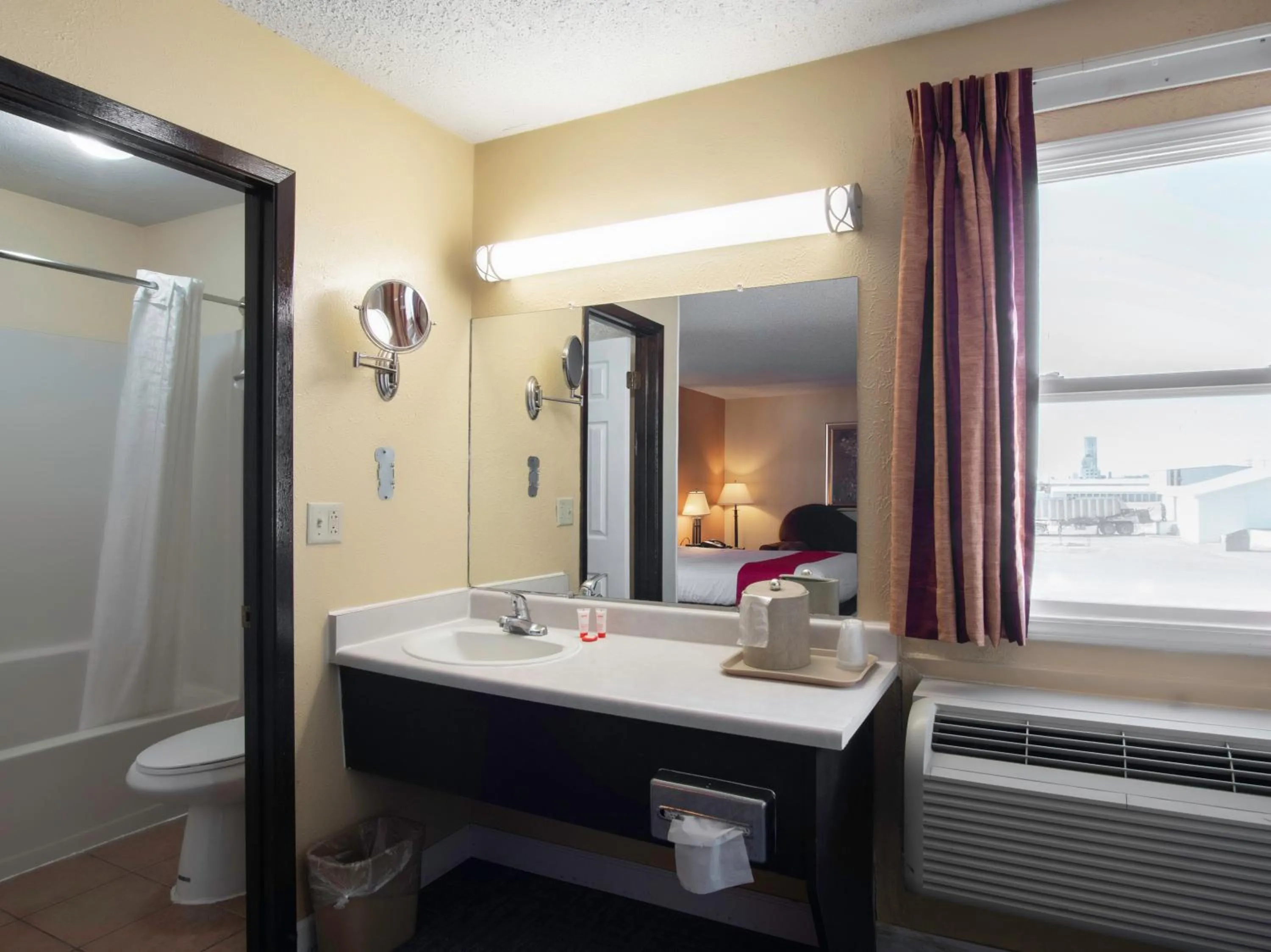 Bathroom, Bed in Nendels Inn & Suites Dodge City Airport