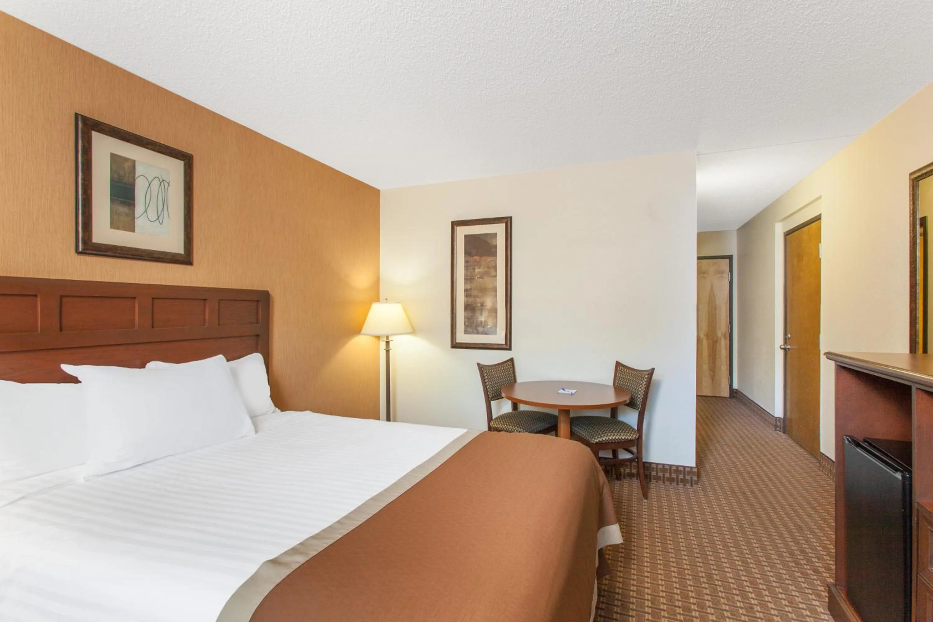 Living room, Bed in Baymont by Wyndham Branson - On the Strip