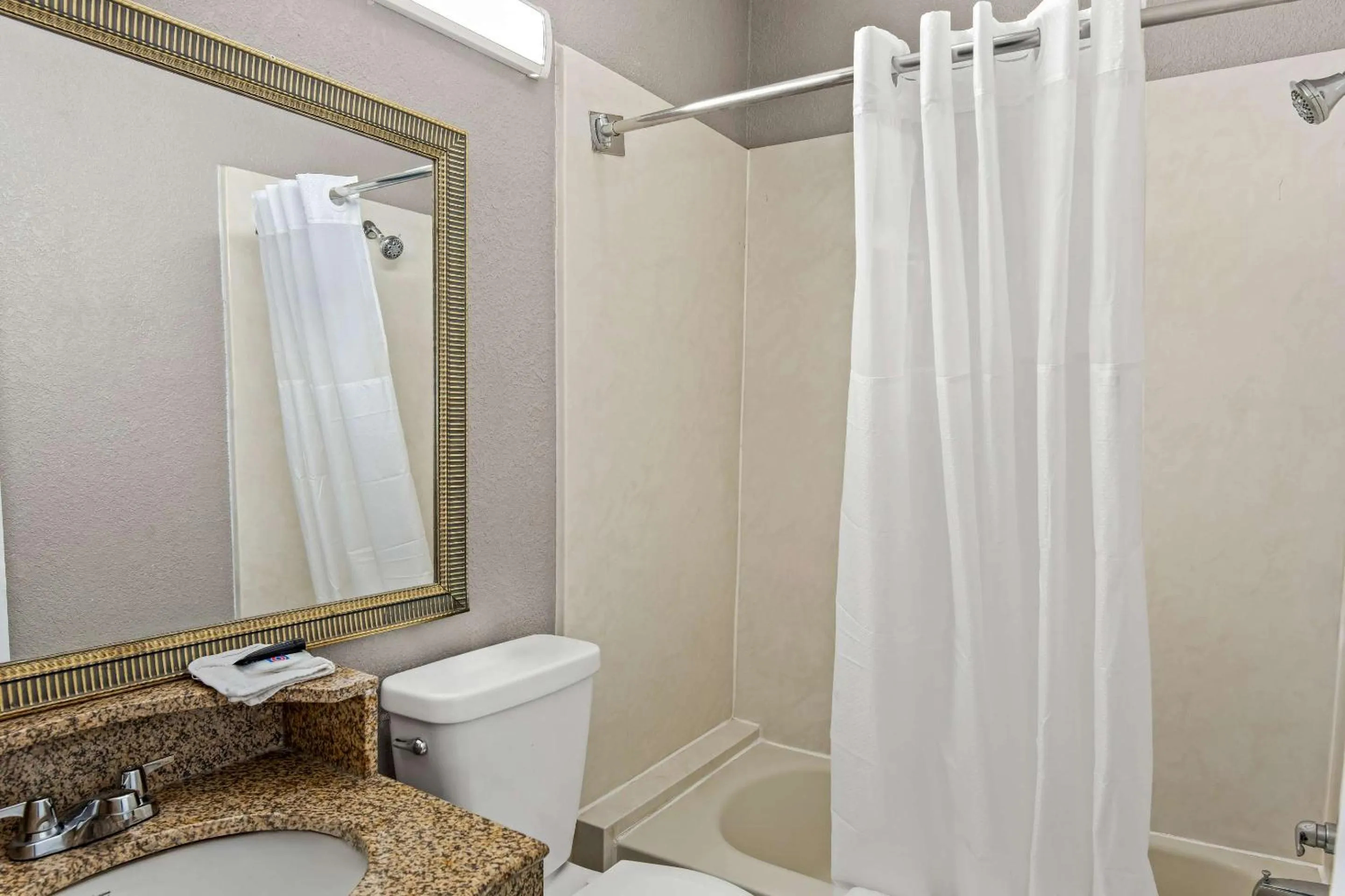Bathroom in Motel 6 Lester - Philadelphia Airport