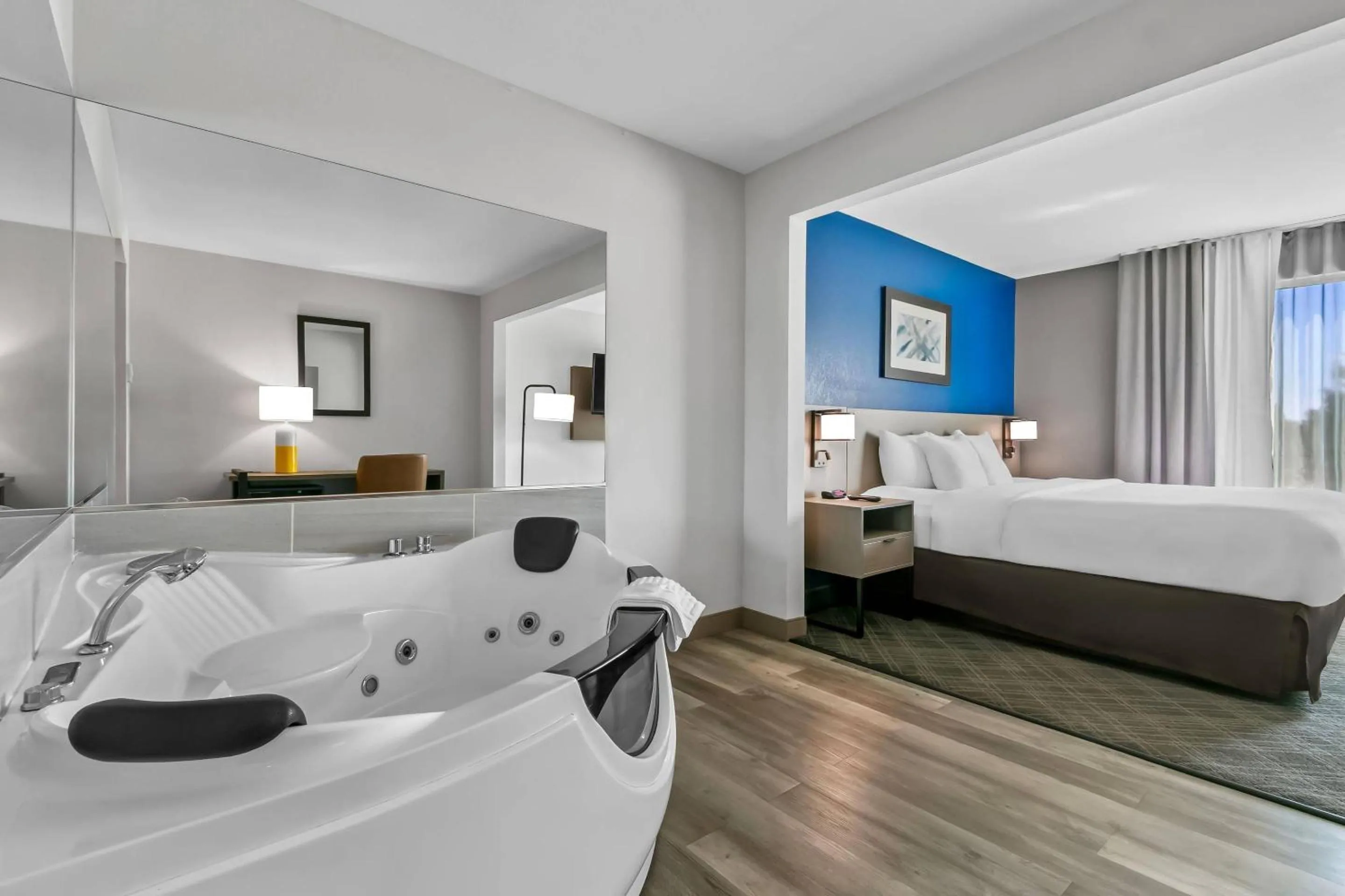 Bedroom, Bed in Comfort Inn & Suites Grand Blanc-Flint