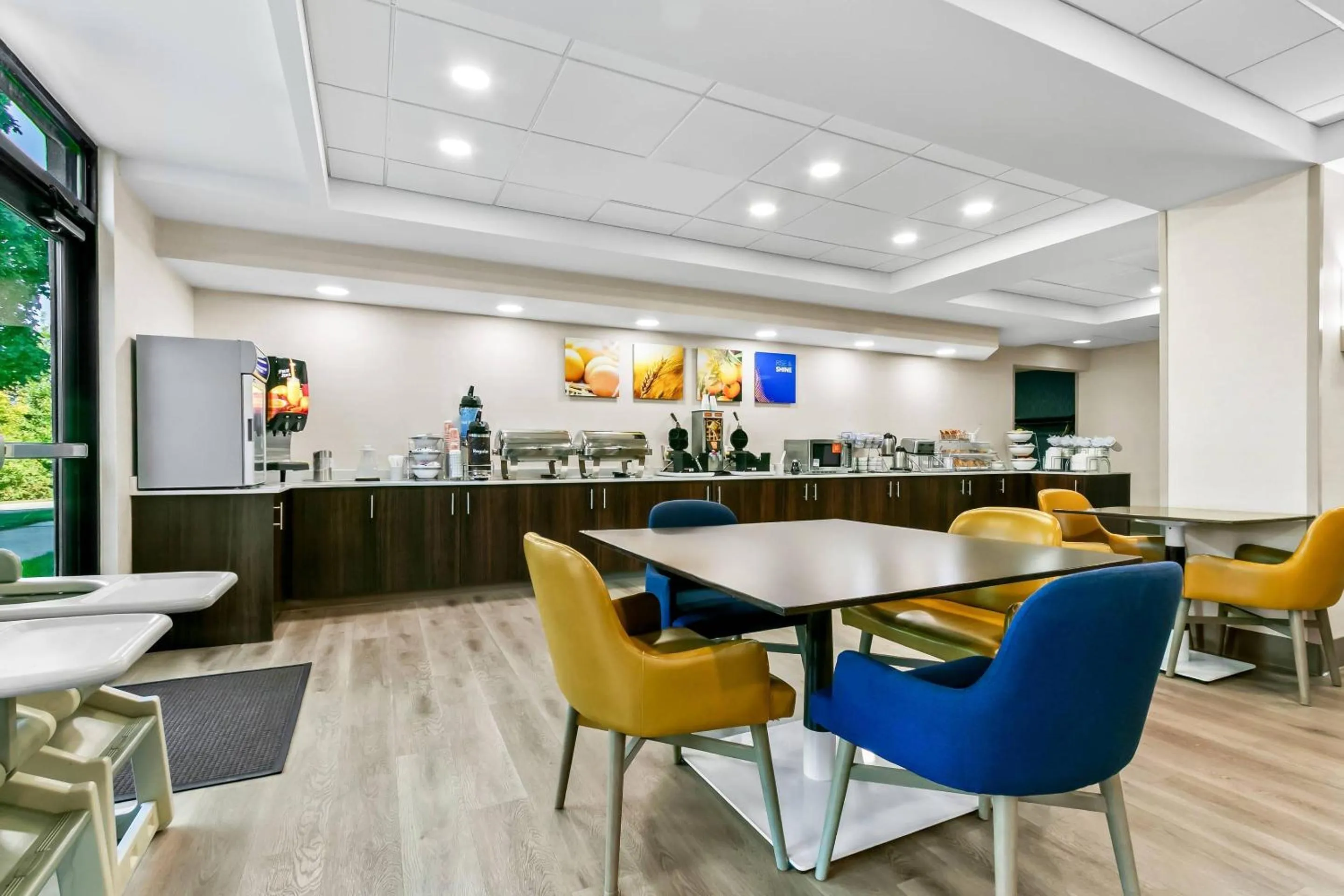 Breakfast in Comfort Inn & Suites Grand Blanc-Flint