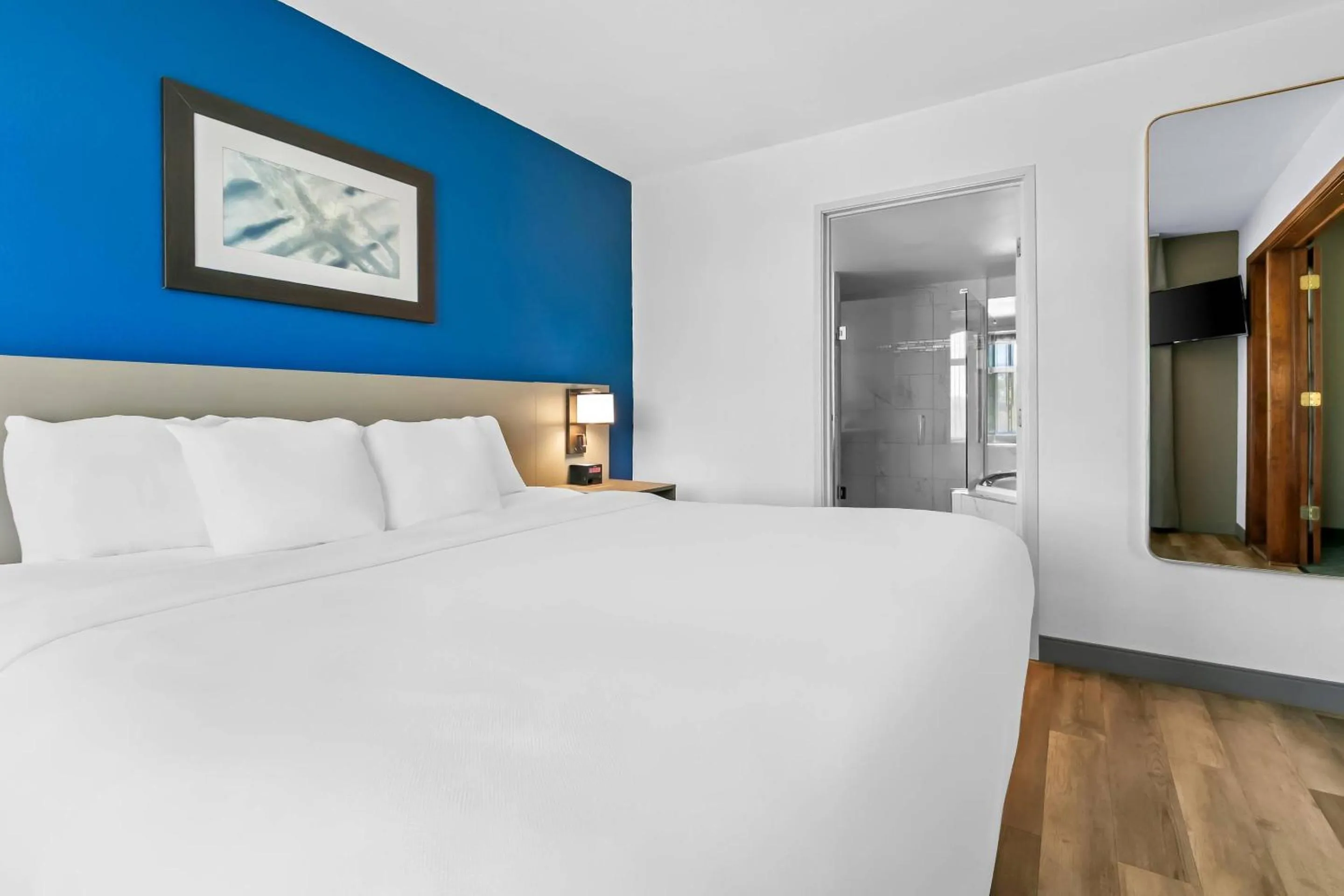 Bedroom, Bed in Comfort Inn & Suites Grand Blanc-Flint