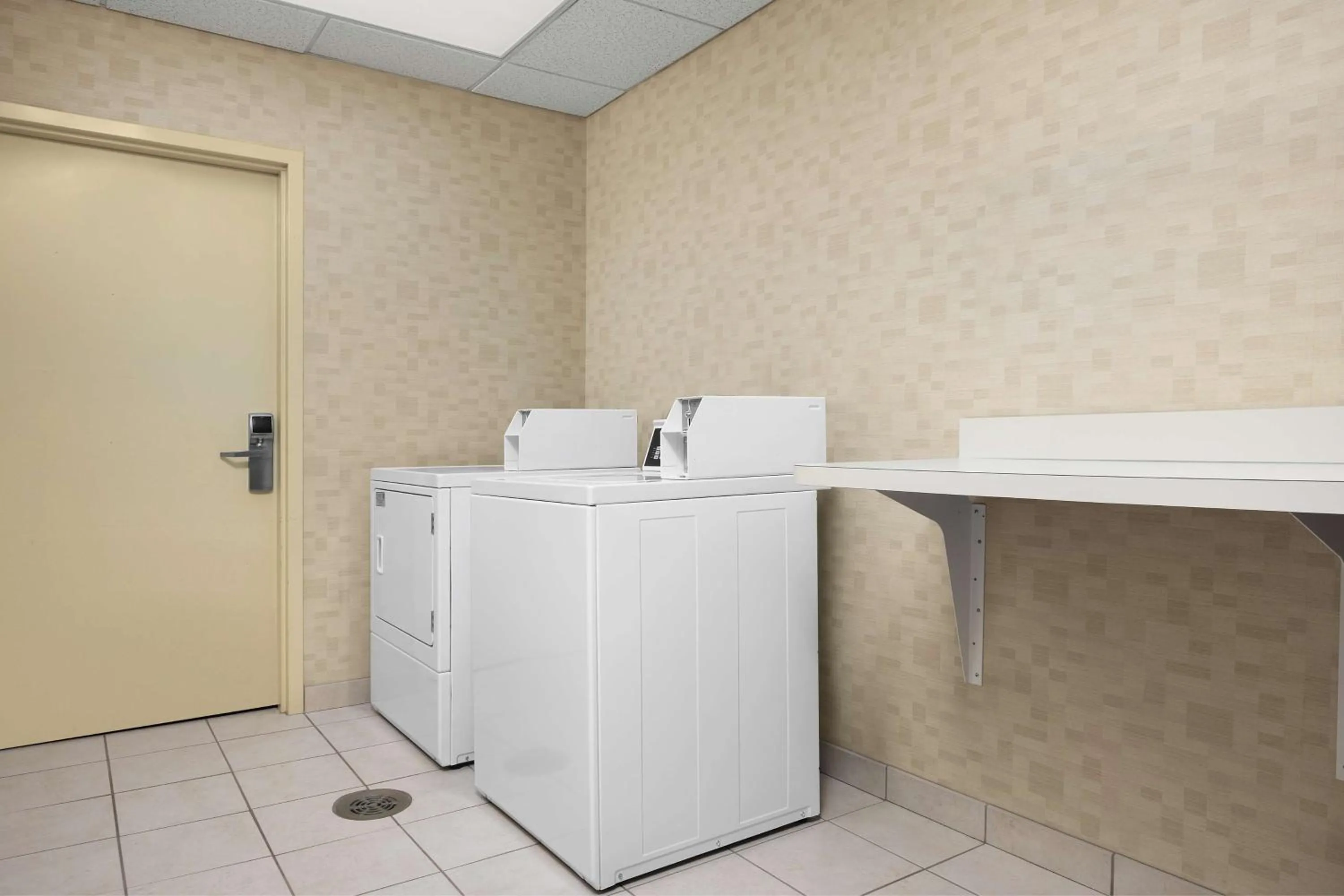 Property building in Hampton Inn Syracuse Clay