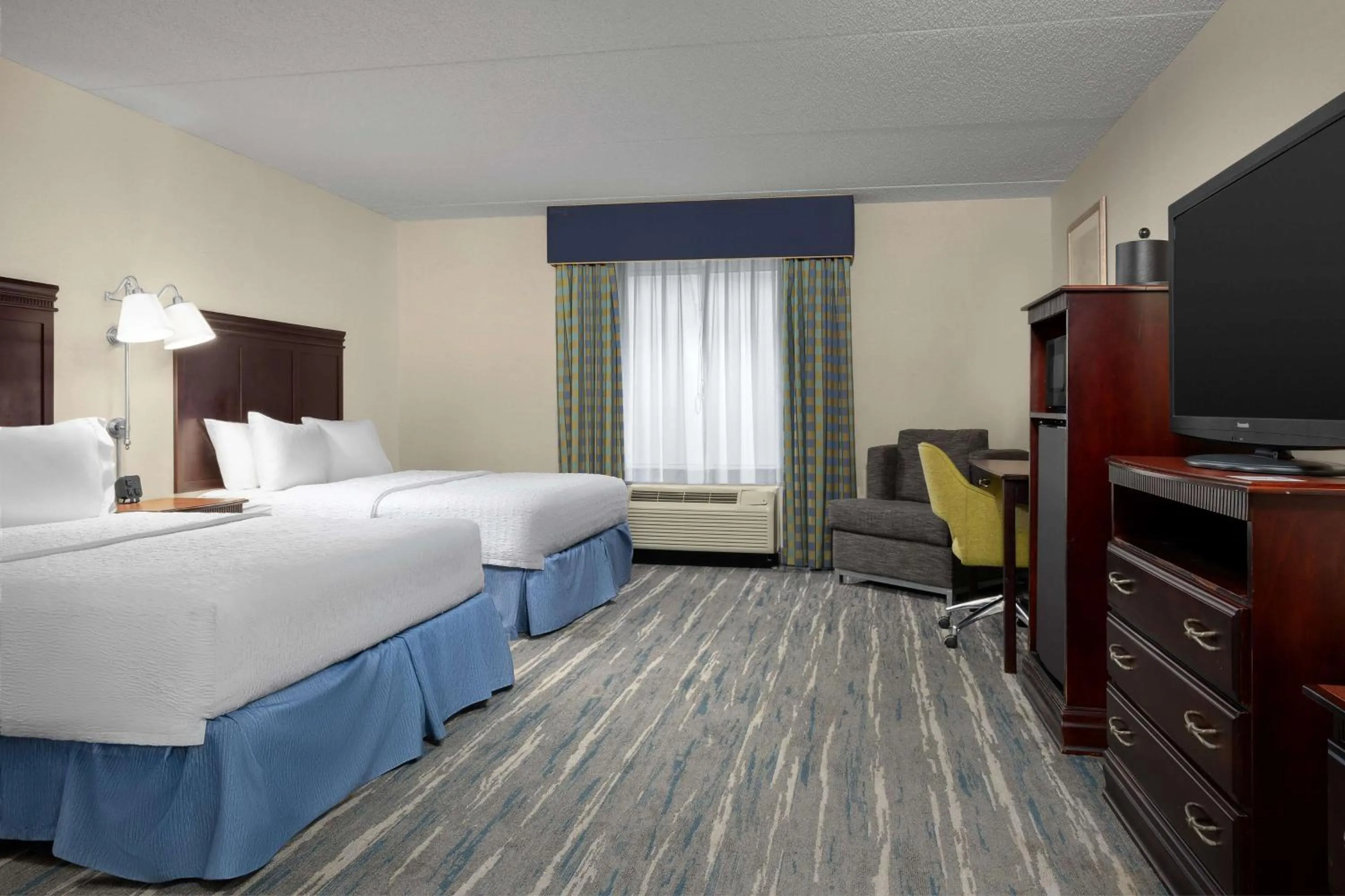 Bed in Hampton Inn Syracuse Clay