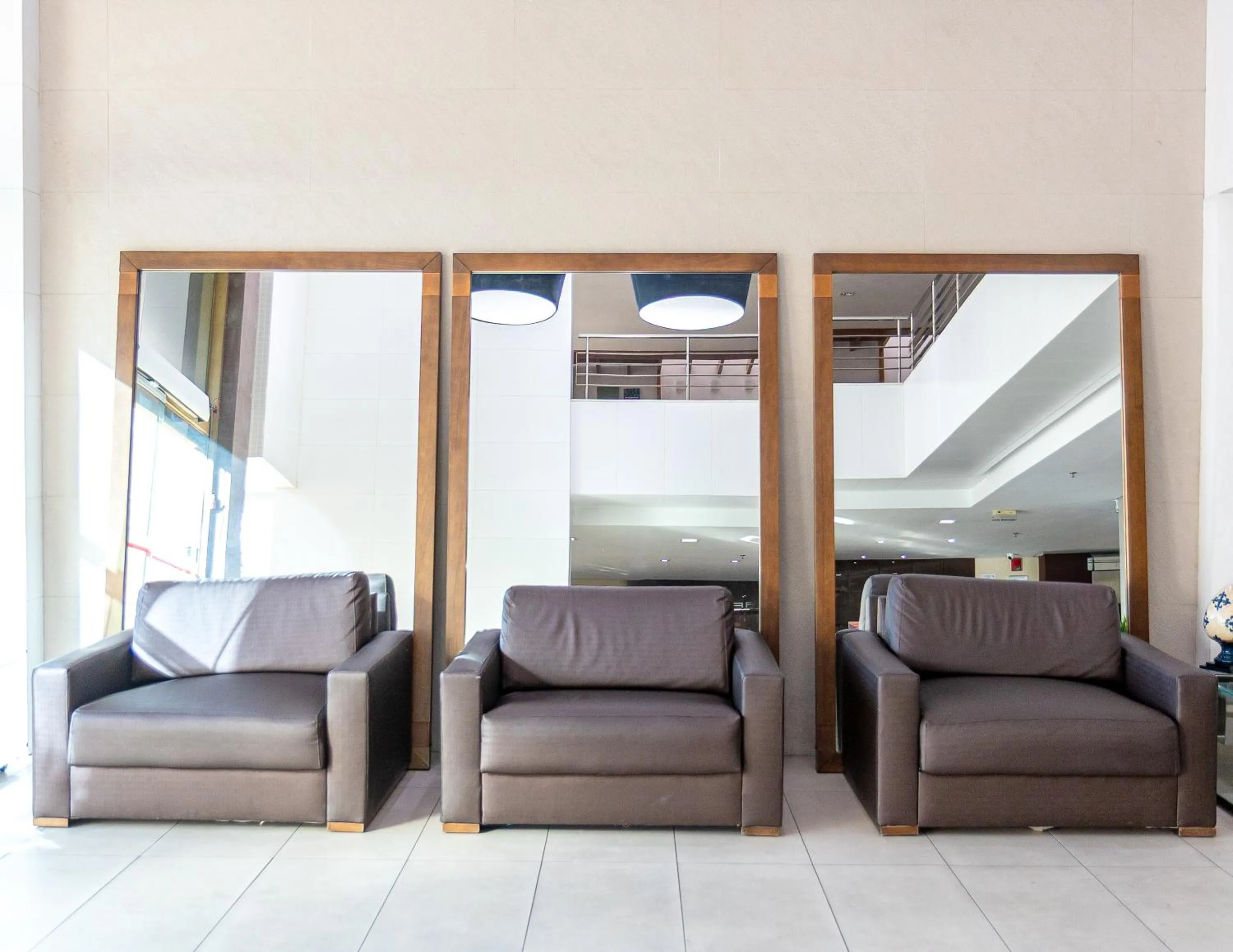 Seating area in Salvador Business & Flat by Avectur