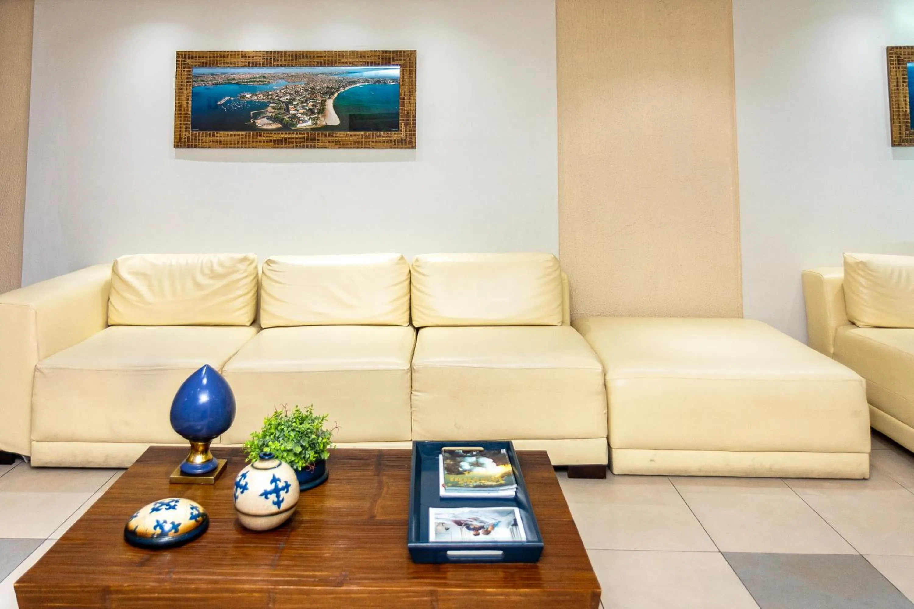 Seating area in Salvador Business & Flat by Avectur