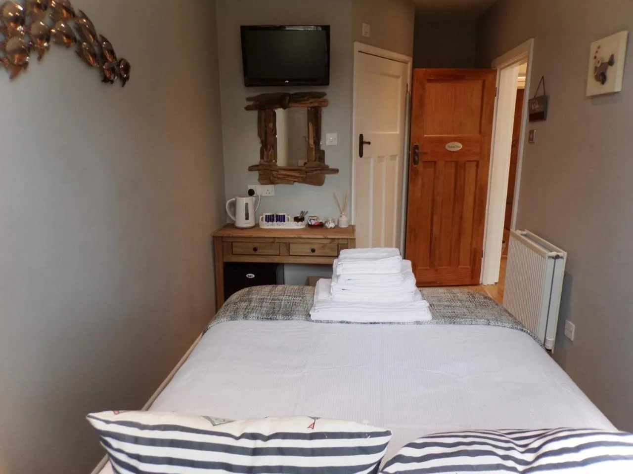 Photo of the whole room, Bed in Coast 77 B&B