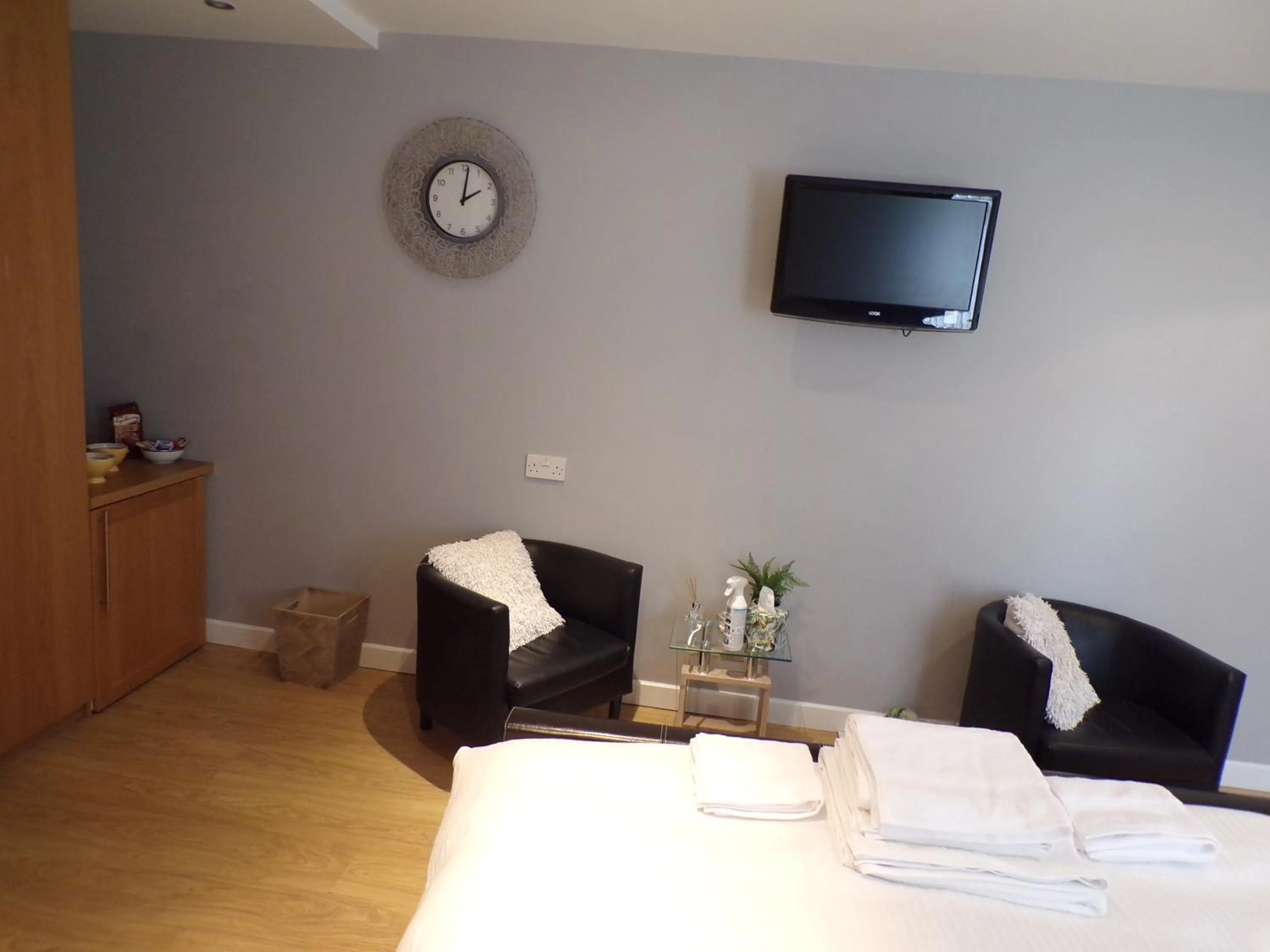 Photo of the whole room, Bed in Coast 77 B&B