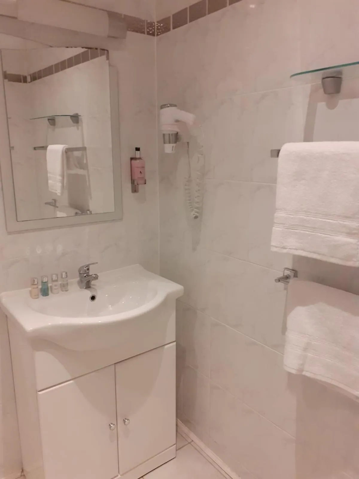 Bathroom in Coast 77 B&B