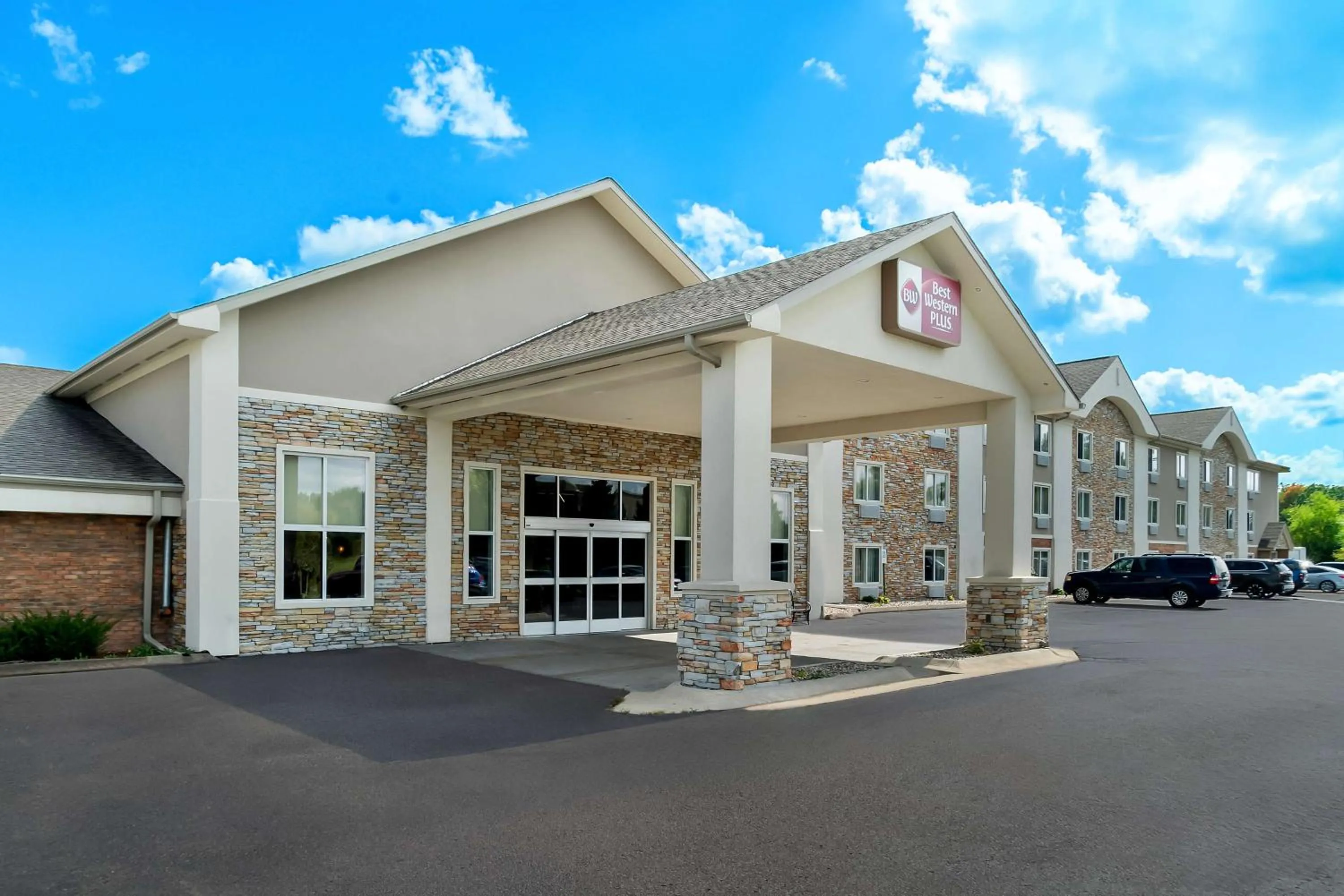 Property building in Best Western Plus Flint Airport Inn & Suites