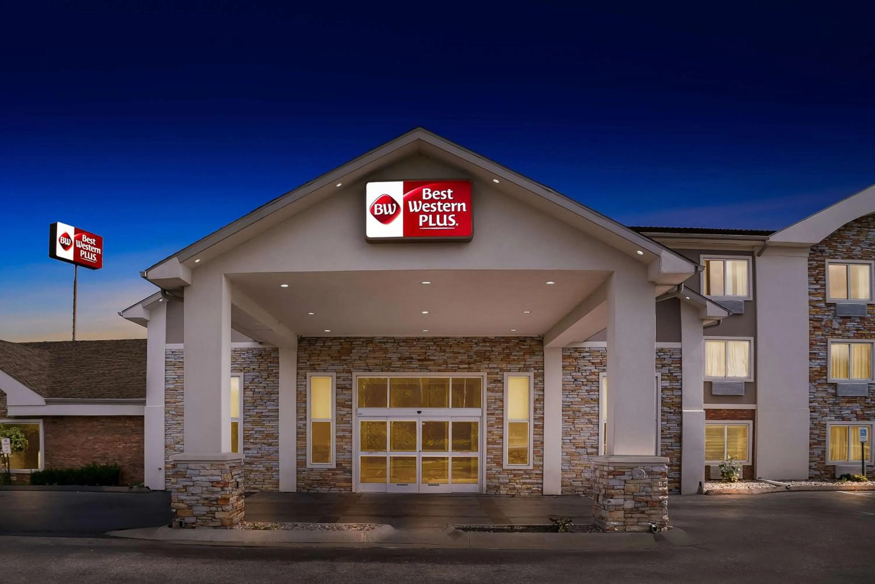 Property building in Best Western Plus Flint Airport Inn & Suites