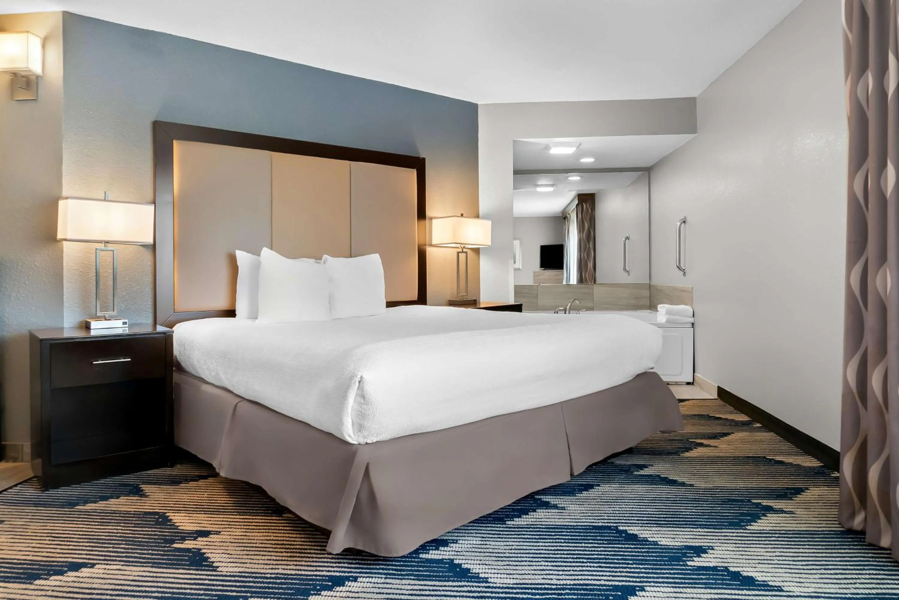 Bedroom, Bed in Best Western Plus Flint Airport Inn & Suites