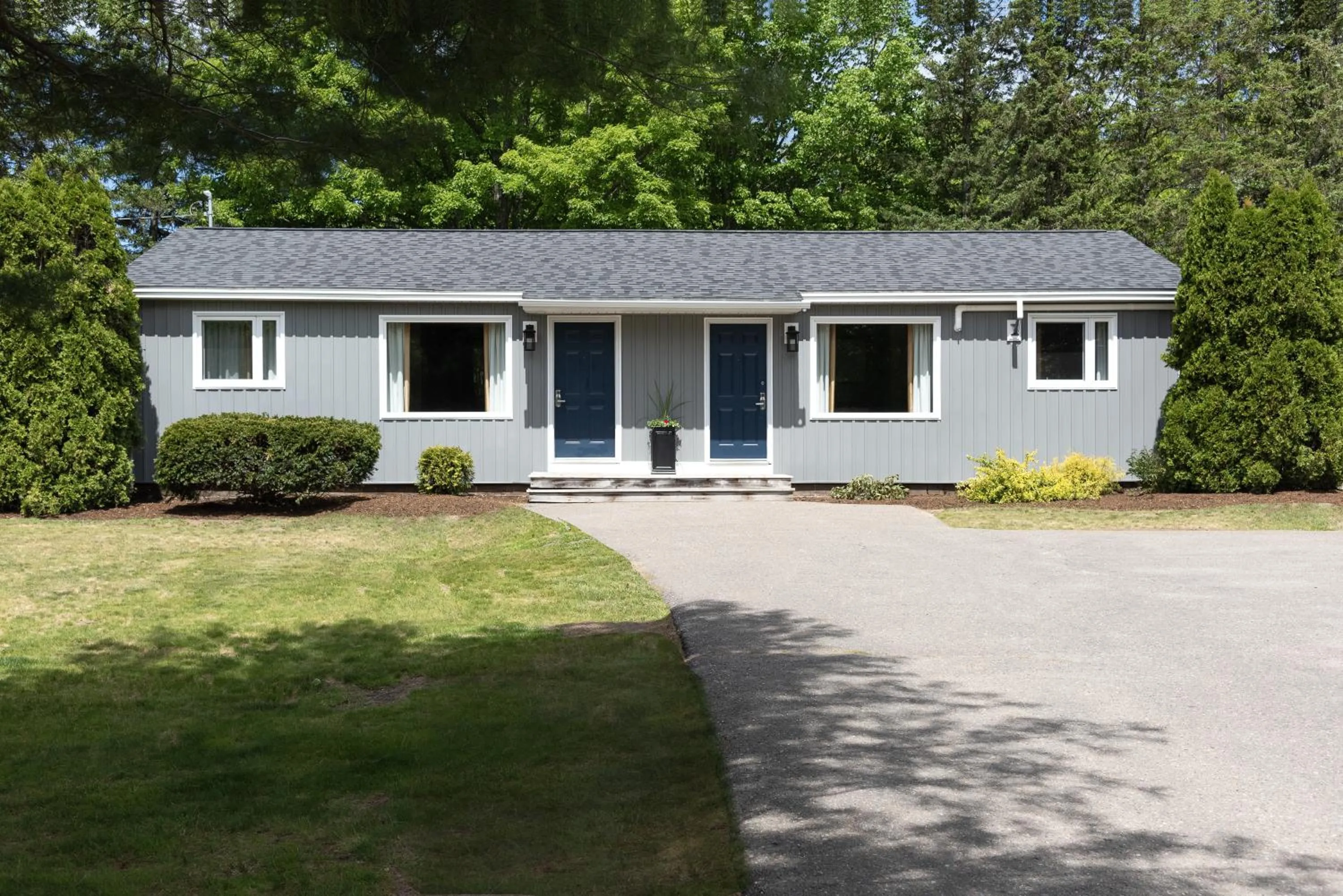 Property building in Aurora Inn