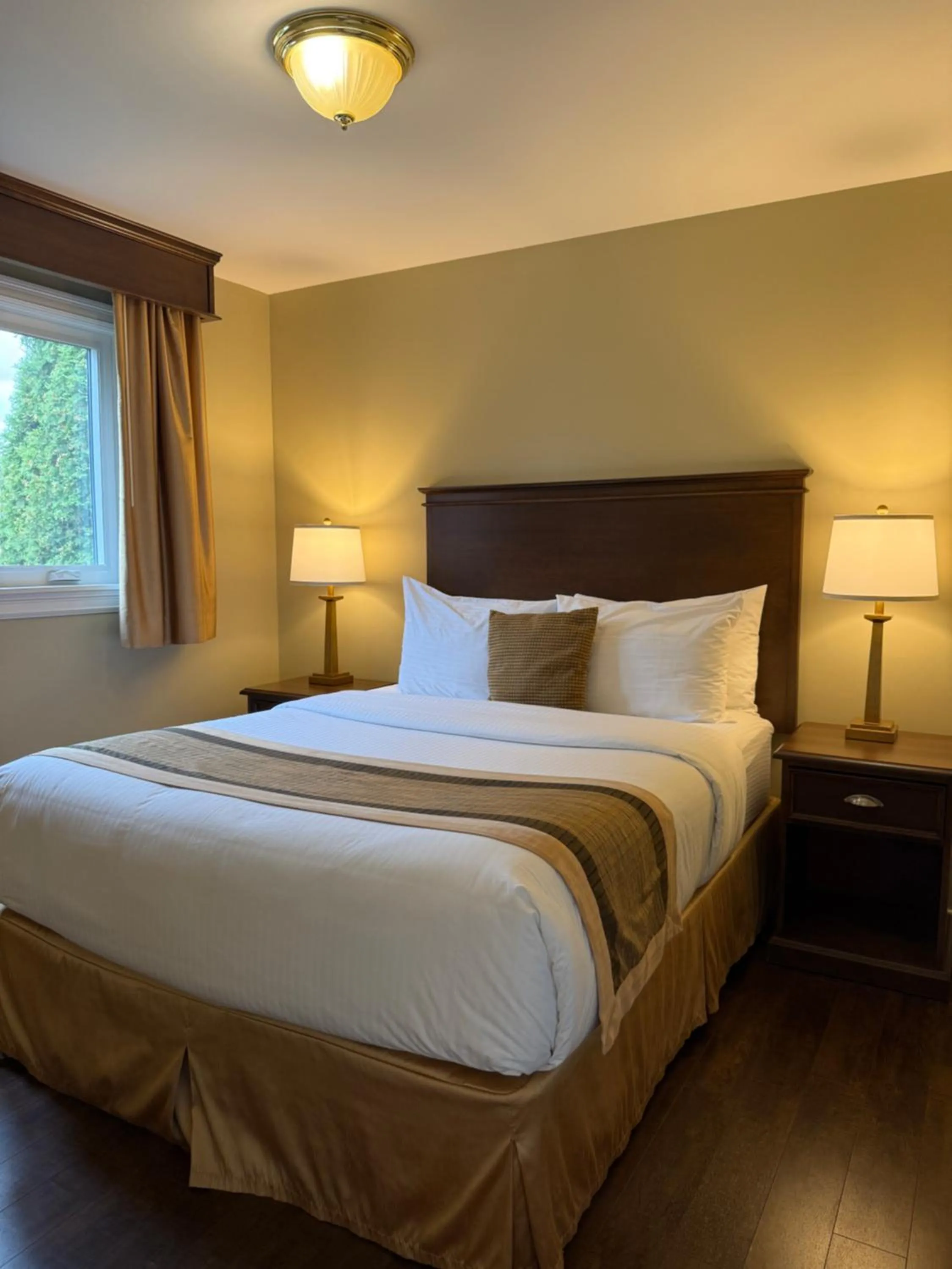 Bedroom, Bed in Aurora Inn