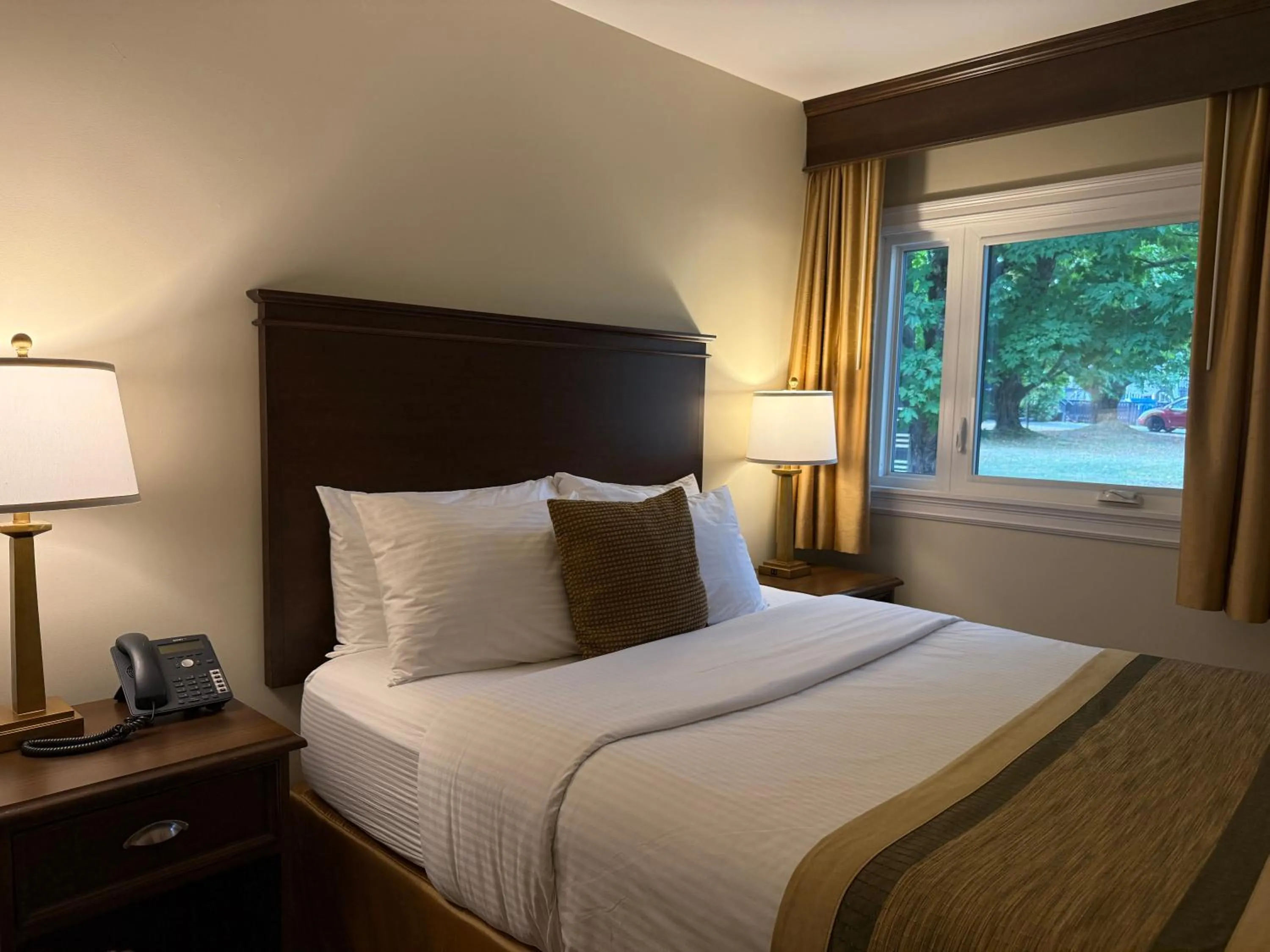 Bedroom, Bed in Aurora Inn