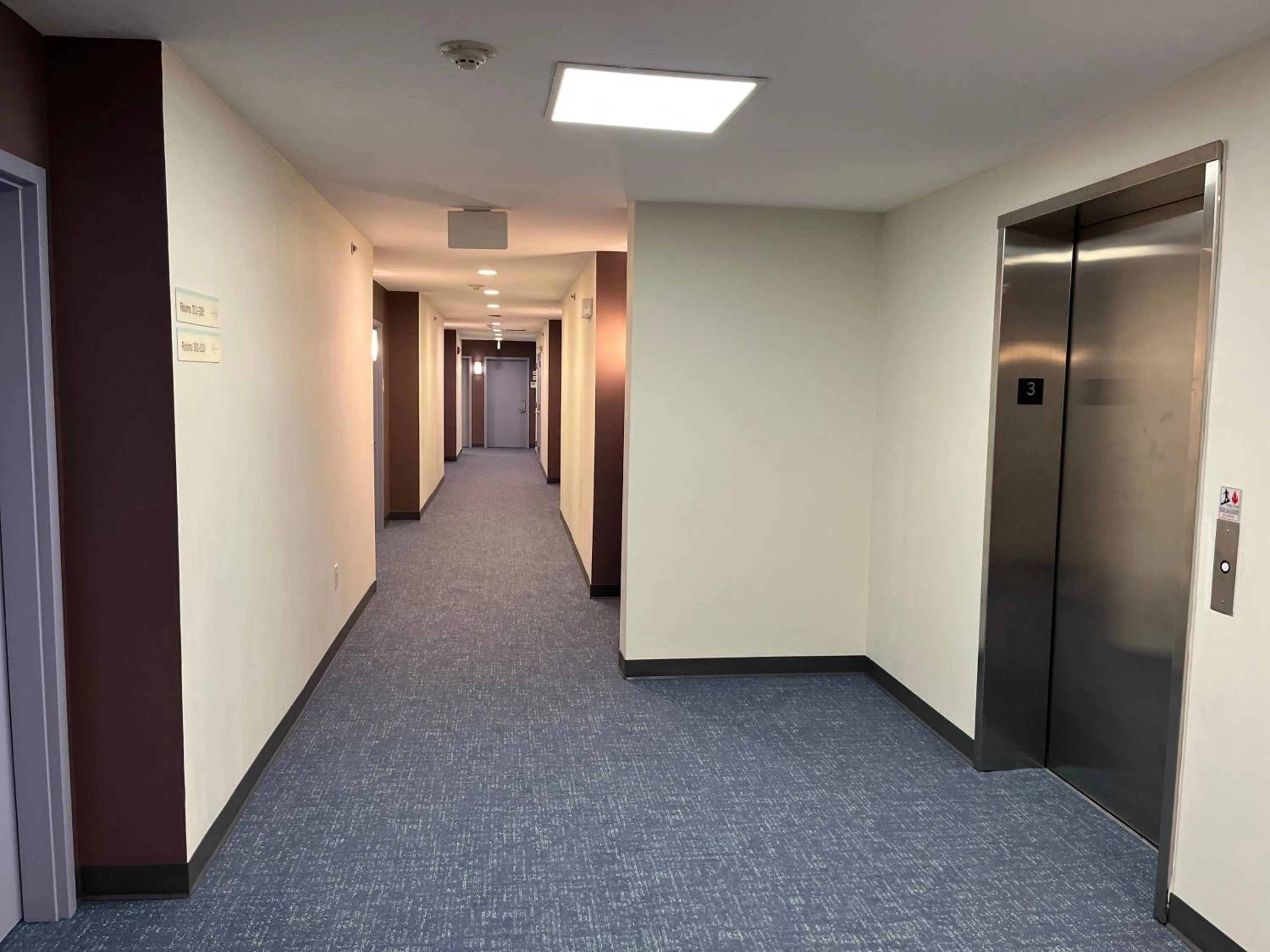 elevator in Tapa Hotel Inn & Suites