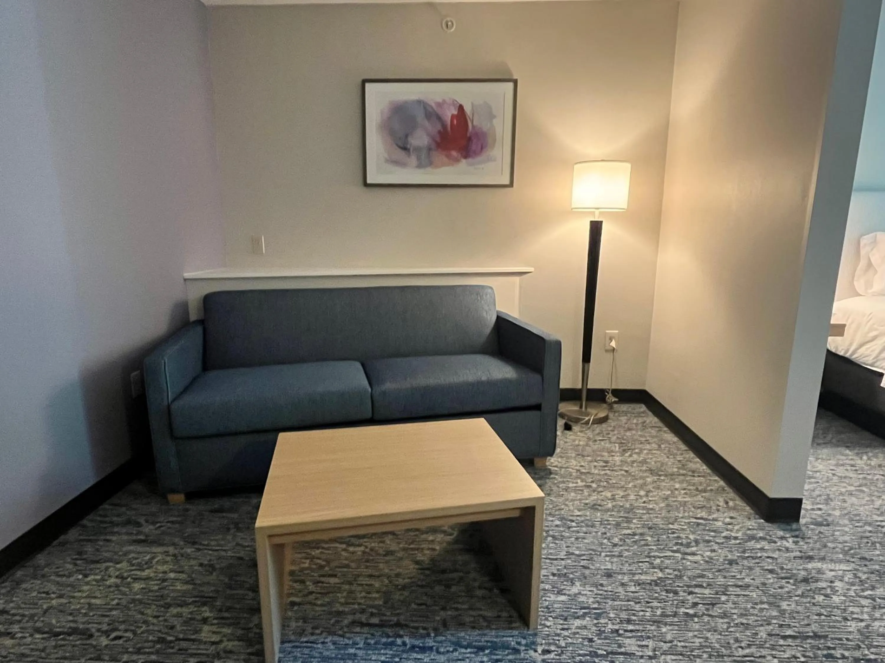 Living room, Bed in Tapa Hotel Inn & Suites