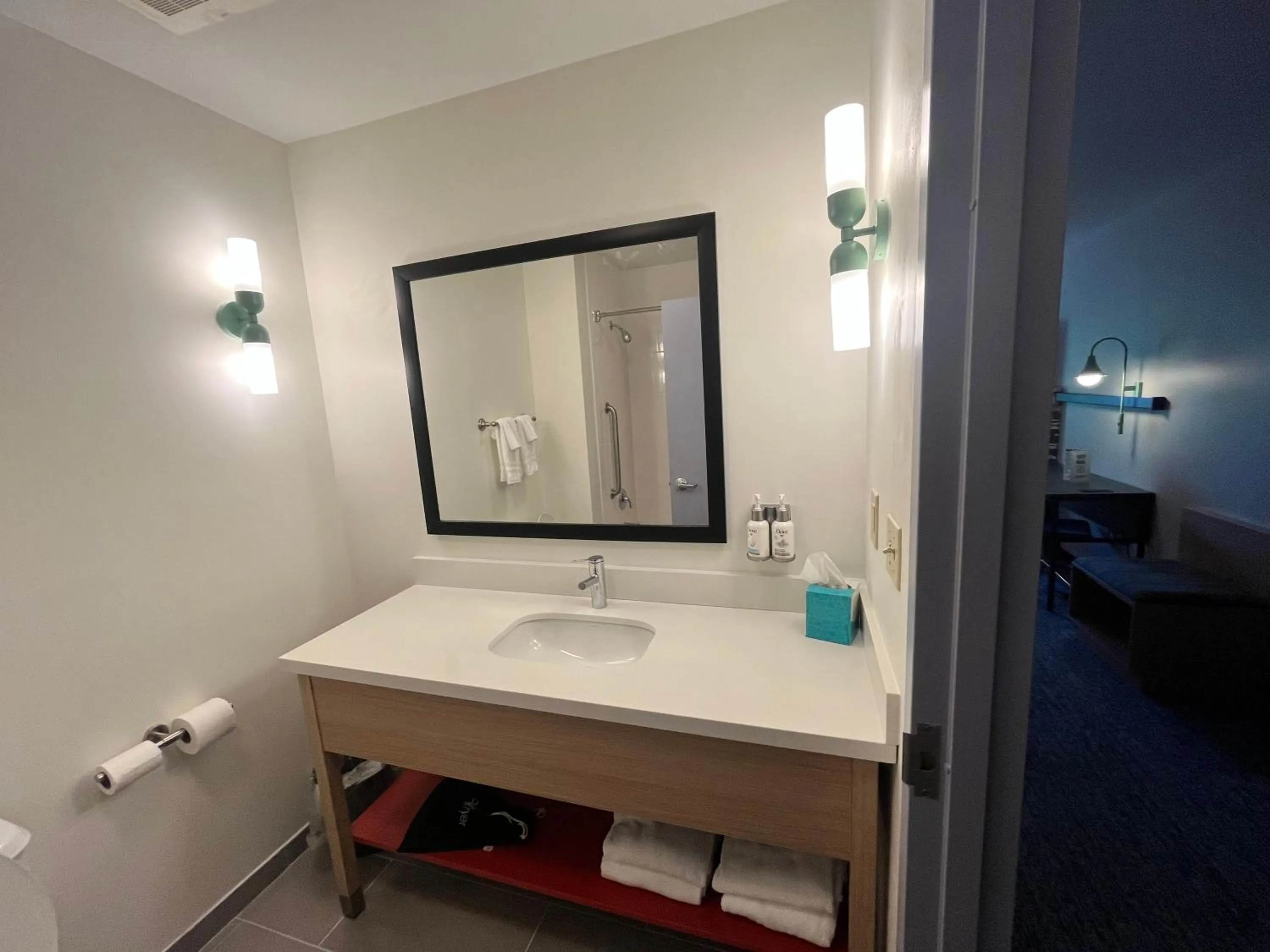 Bathroom in Tapa Hotel Inn & Suites