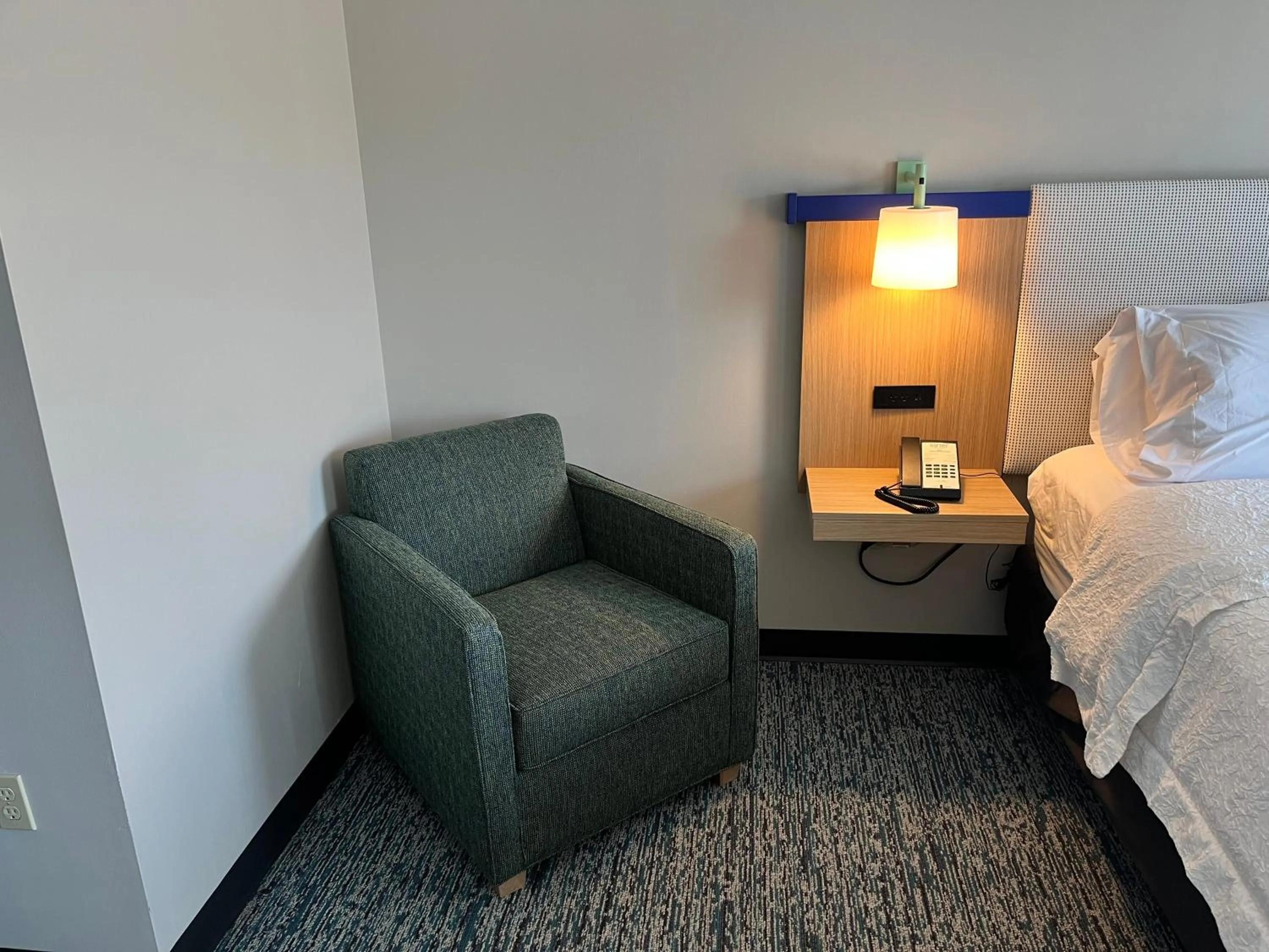 Seating area, Bed in Tapa Hotel Inn & Suites